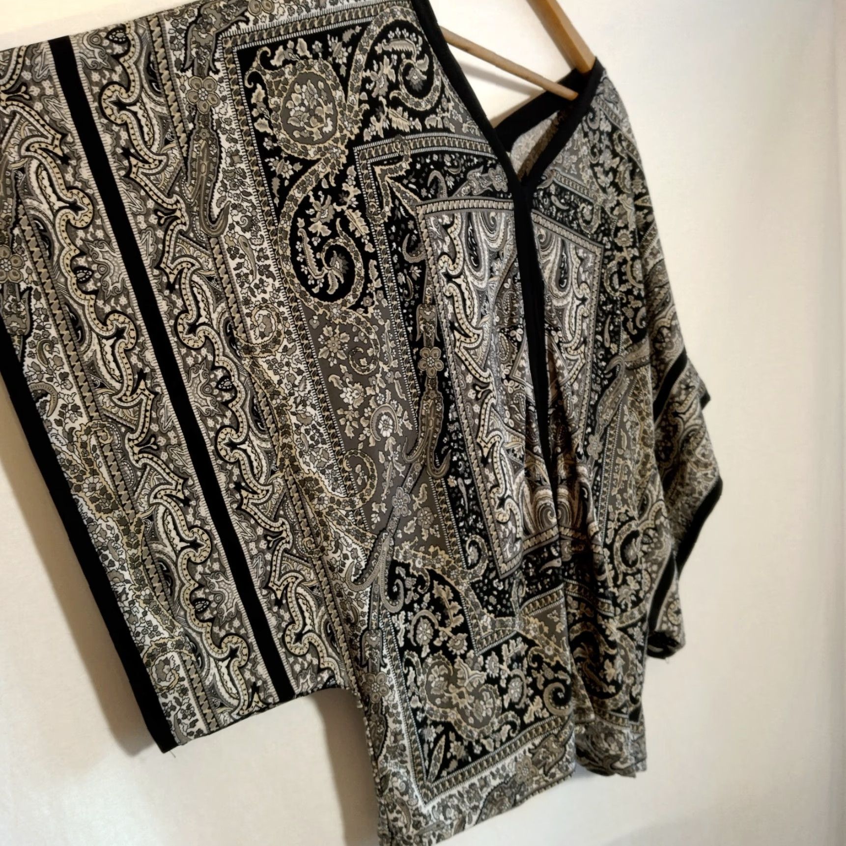 Vintage Black White Shirt Large Kimono Sleeve Bandanna Scarf Crop Energe World Wear Size L / US 10 / IT 46 - 3 Thumbnail