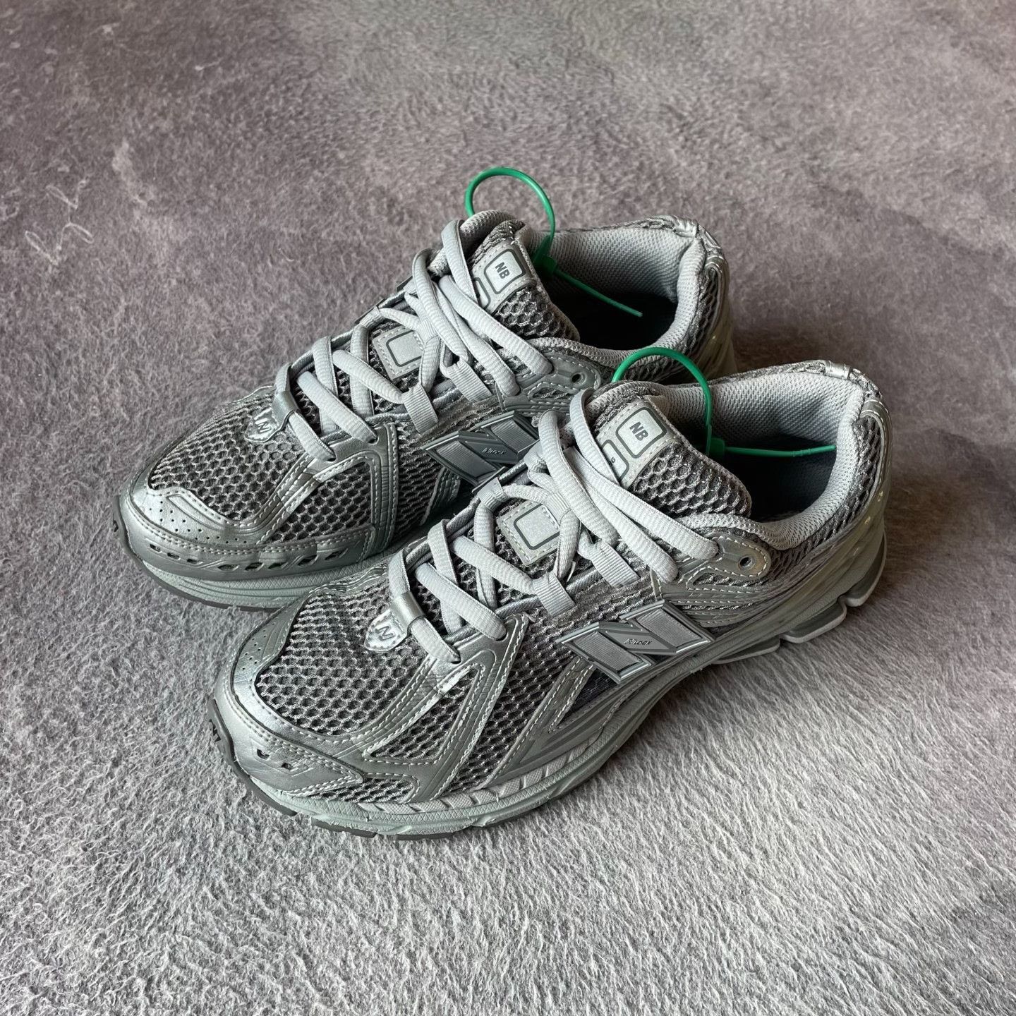 New Balance New Balance Silver Lowtop Sneakers M Men Size US 10 / EU 43 - 1 Thumbnail