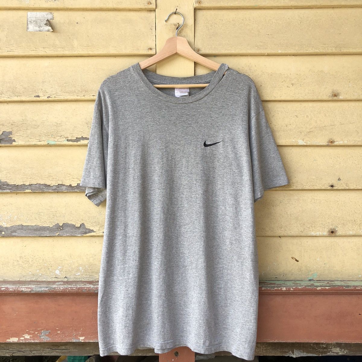 Vintage Thrashed Vintage 90s NIKE Small Logo Tshirt Size US M / EU 48-50 / 2 - 1 Thumbnail