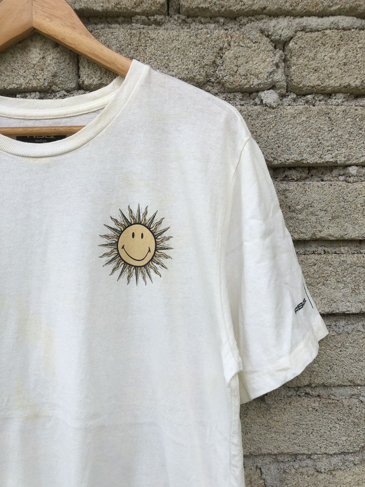 Japanese Brand RARE RSQ x Smiley Spread Warmth Backhit Tee Size US L / EU 52-54 / 3 - 11 Thumbnail