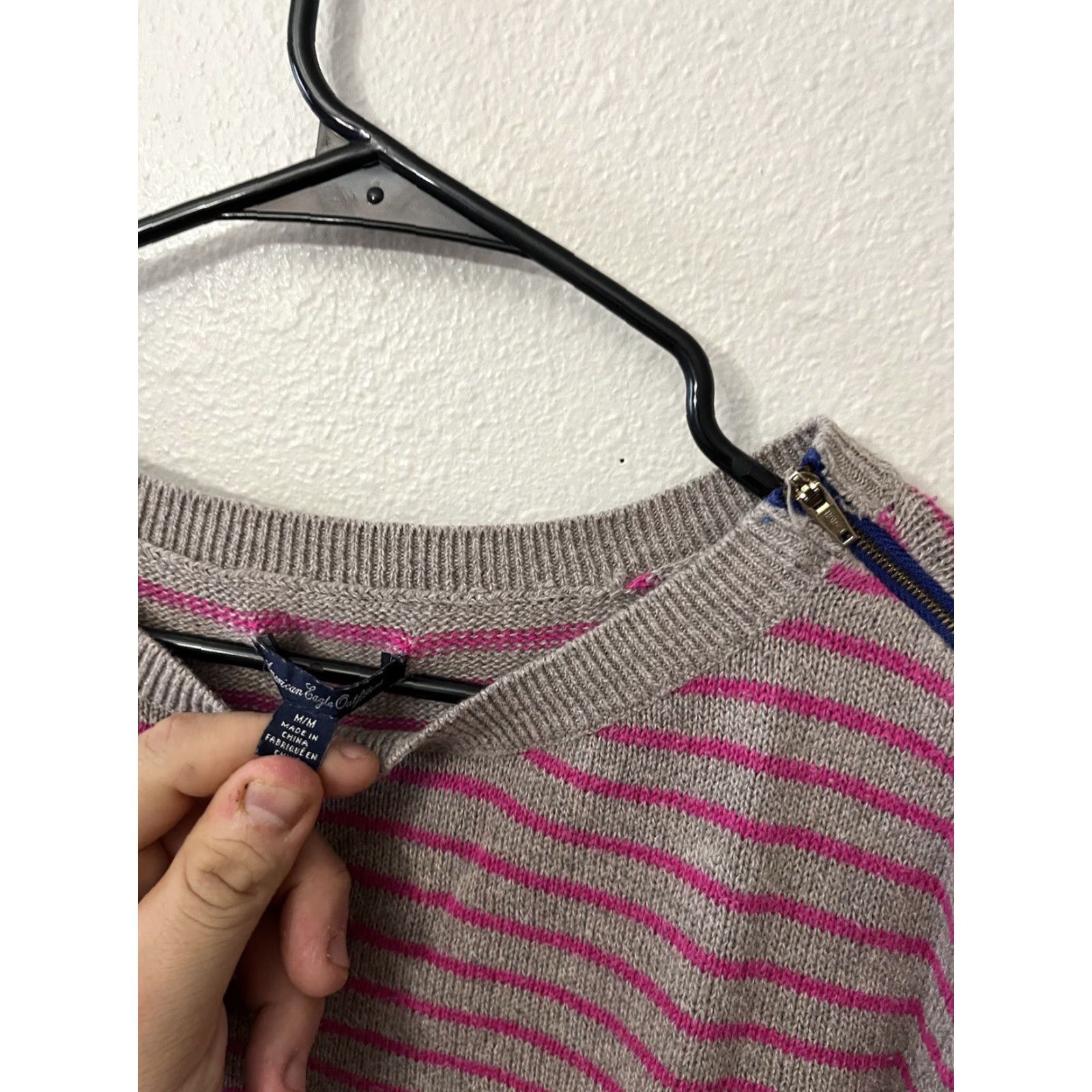 American Eagle Outfitters American Eagle Striped Sweater Medium Gray Pink Zip Shoulder Zip Size M / US 6-8 / IT 42-44 - 3 Thumbnail