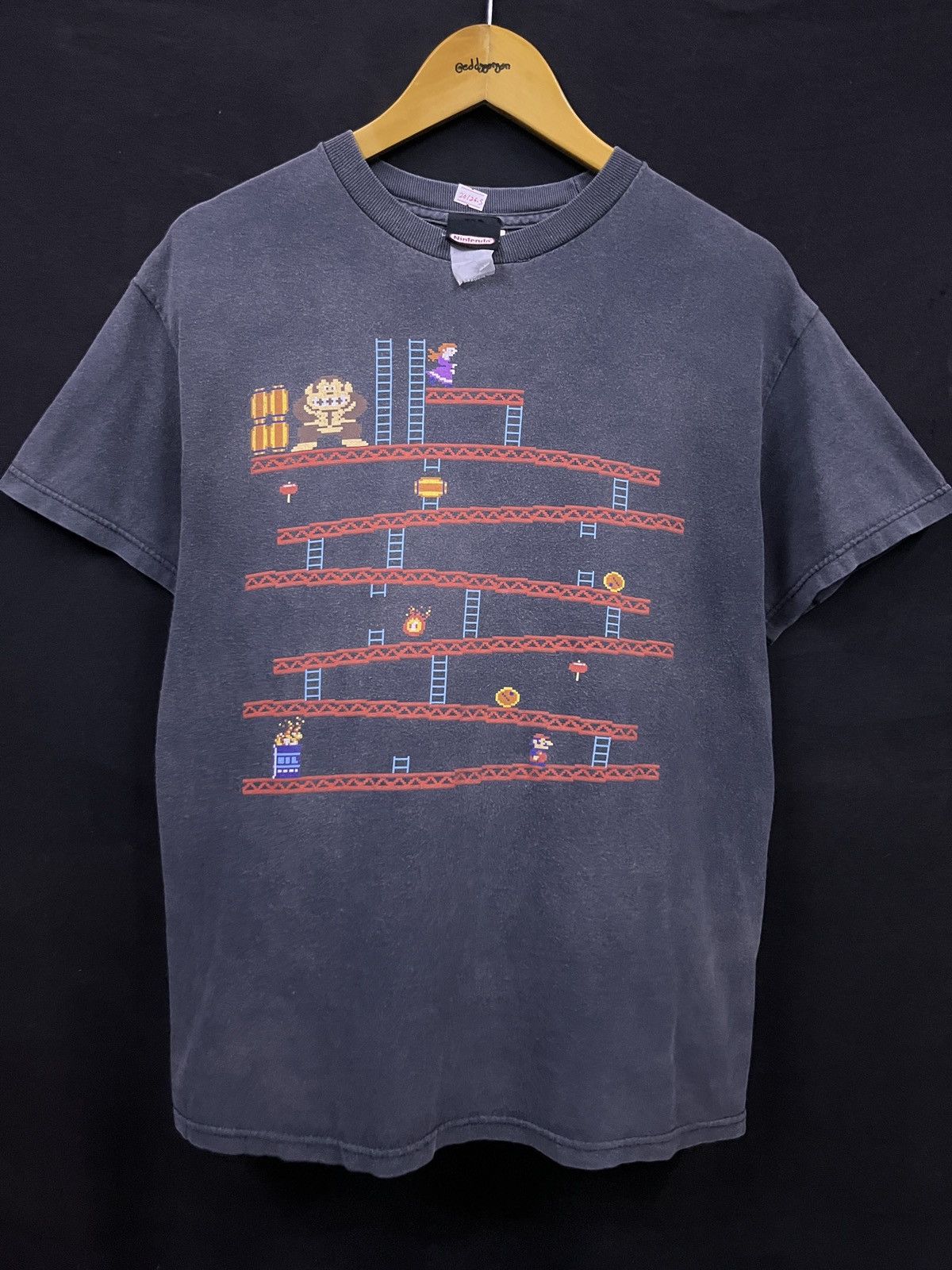 Vintage SUN FADED 2006 NINTENDO DONKEY KONG TSHIRT Size US M / EU 48-50 / 2 - 1 Thumbnail