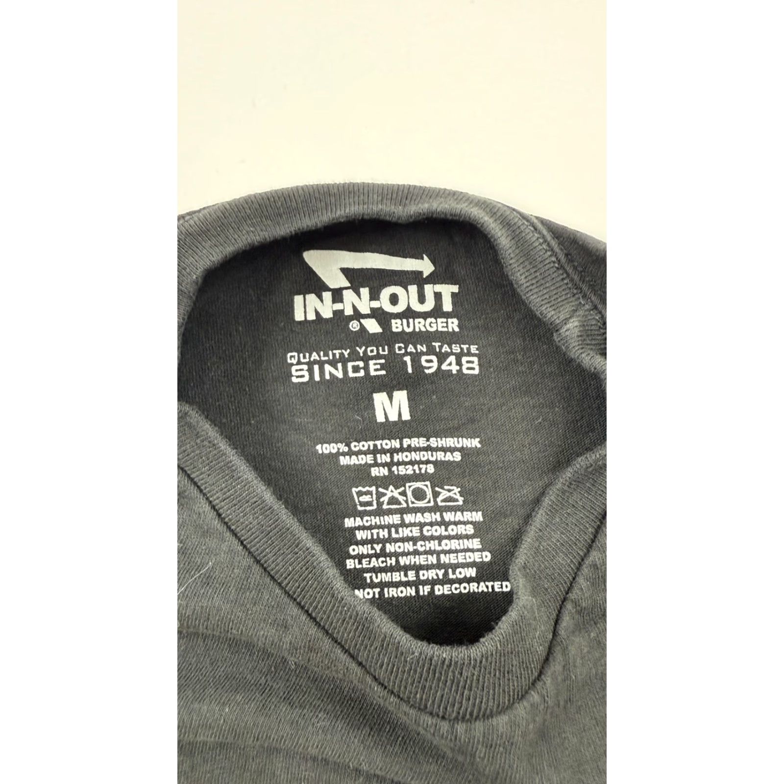 Vintage In-N-Out Burger Shirt Mens M Black 70th Anniversary Graphic Vladimir Kush 2018 T-Shirt Crew Neck Short Sleeve Cotton Preshrunk Size US M / EU 48-50 / 2 - 3 Thumbnail