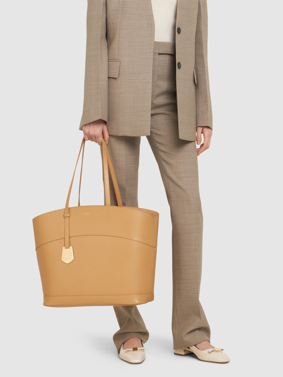 Salvatore Ferragamo o1s1rm1224 Size: OS / Medium Entry Leather Tote Bag in Camel Size ONE SIZE - 7 Thumbnail