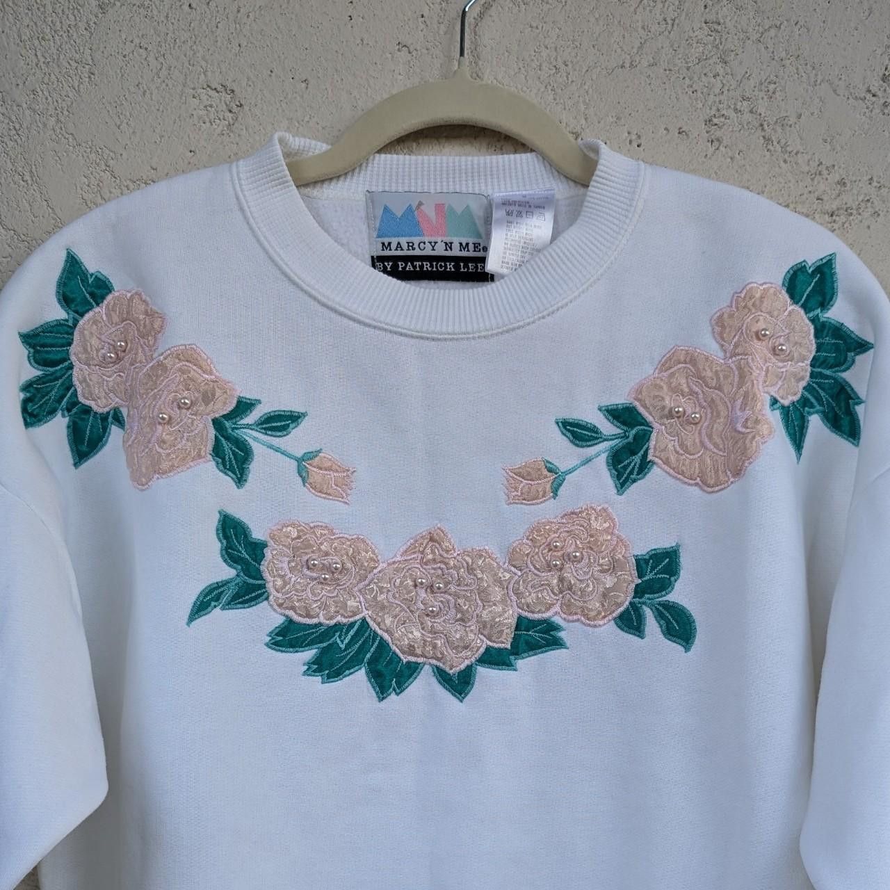 Vintage Vintage 90s White Crewneck Sweatshirt w/Pink Roses & Pearls Size M / US 6-8 / IT 42-44 - 6 Thumbnail