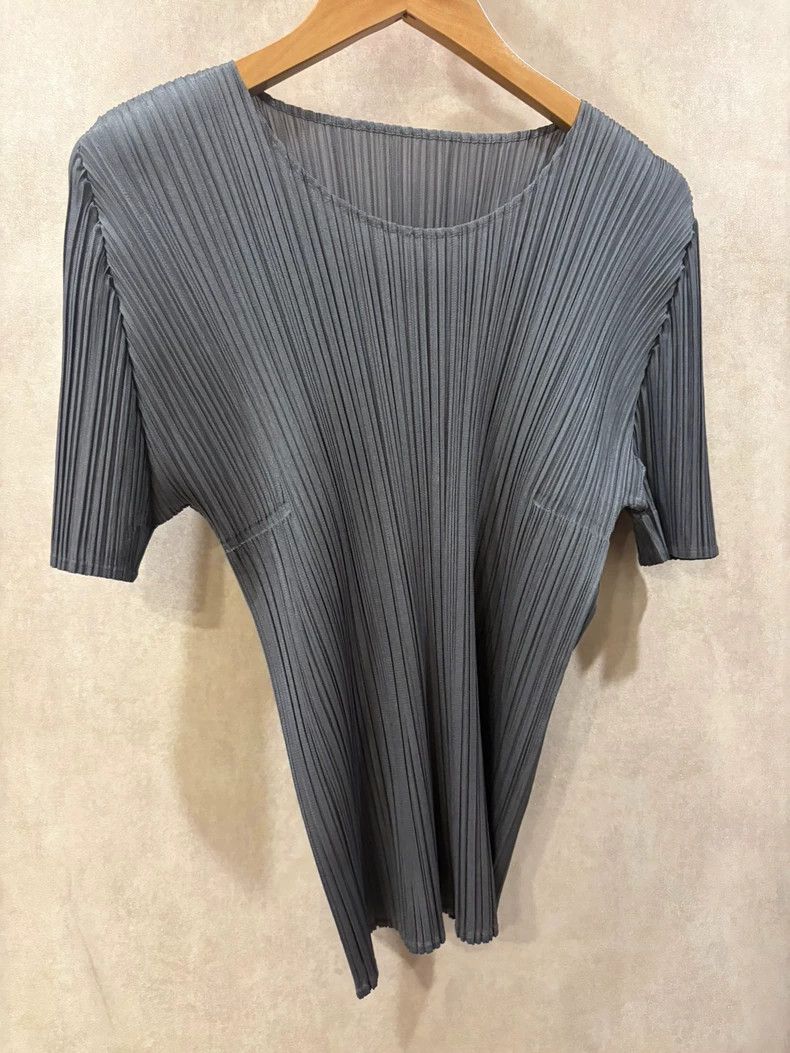 Issey Miyake Issey Miyake size:3 Dark grey pleated short-sleeved shirt Size XS / US 0-2 / IT 36-38 - 1 Thumbnail