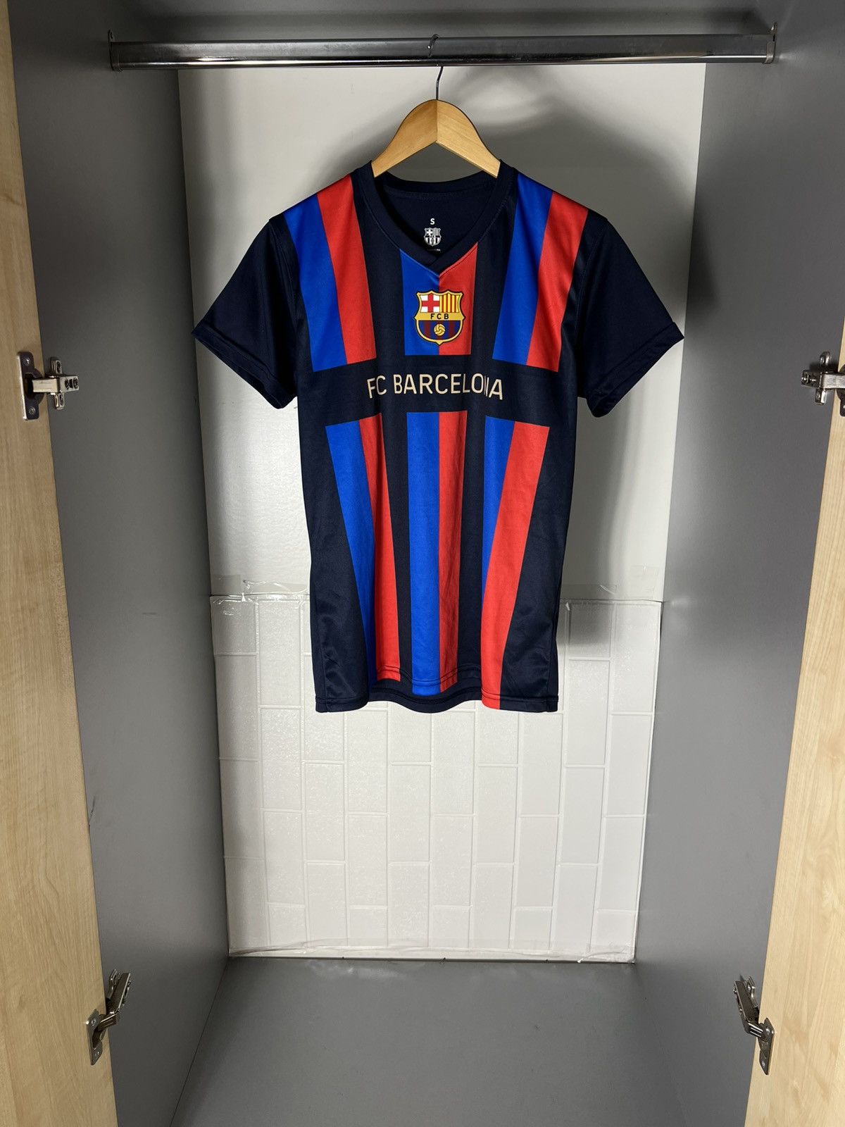 Vintage VERY RARE FC BARCELONA SPAIN SOCCER JERSEY RETRO BLOKE Y2K Size US S / EU 44-46 / 1 - 1 Thumbnail