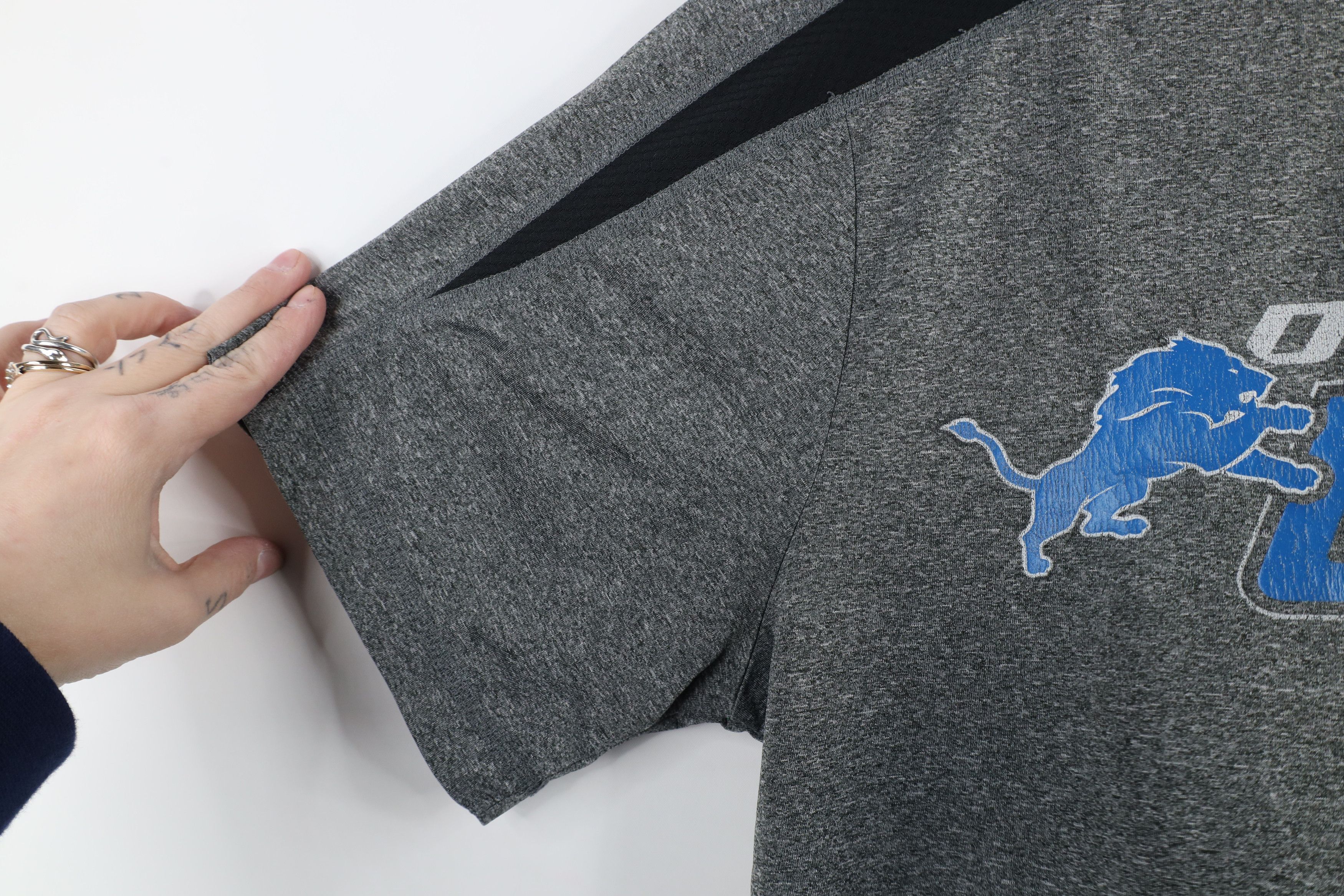 Vintage Vintage Spell Out Detroit Lions Football Tech T-Shirt Size US M / EU 48-50 / 2 - 7 Thumbnail