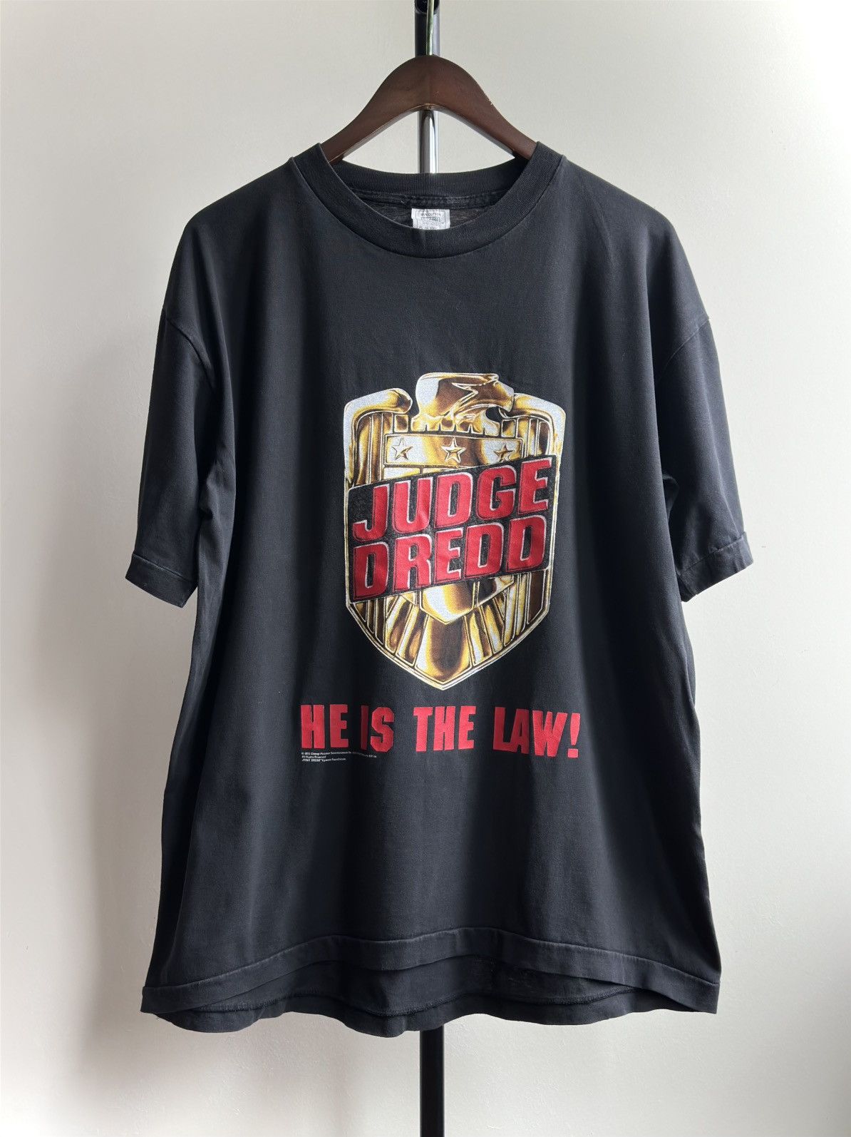 Vintage Vintage 1995 Judge Dredd “He is the Law!” Movie Promo Tee Size US XL / EU 56 / 4 - 1 Thumbnail