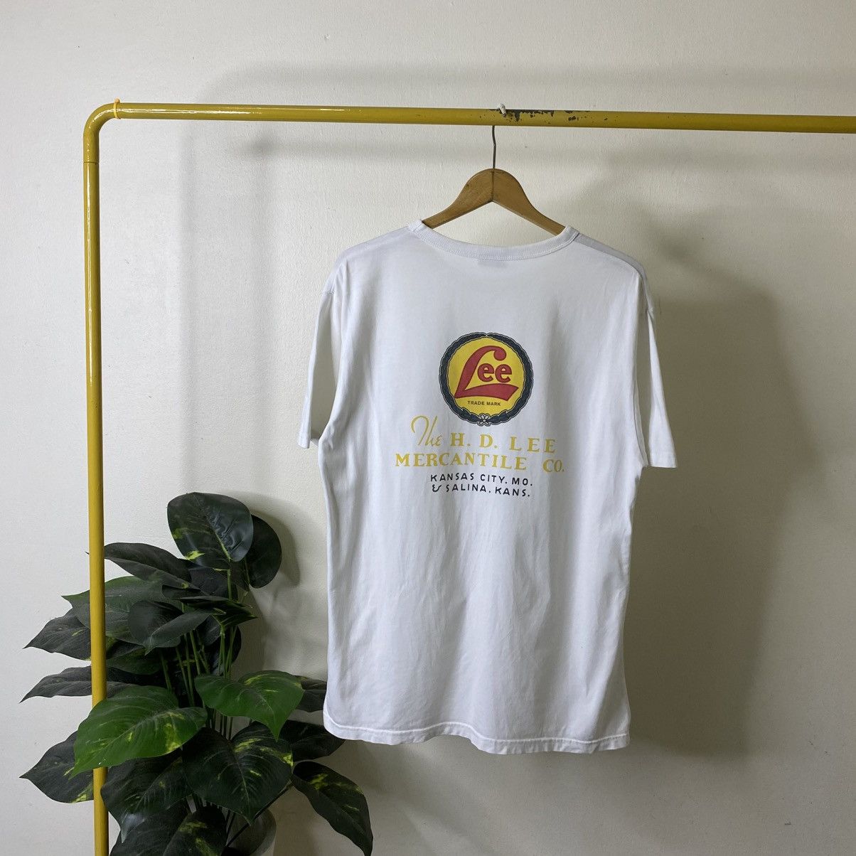 Lee Vintage Y2K HD Lee Single Pocket Back Graphic Tee Size US L / EU 52-54 / 3 - 1 Thumbnail