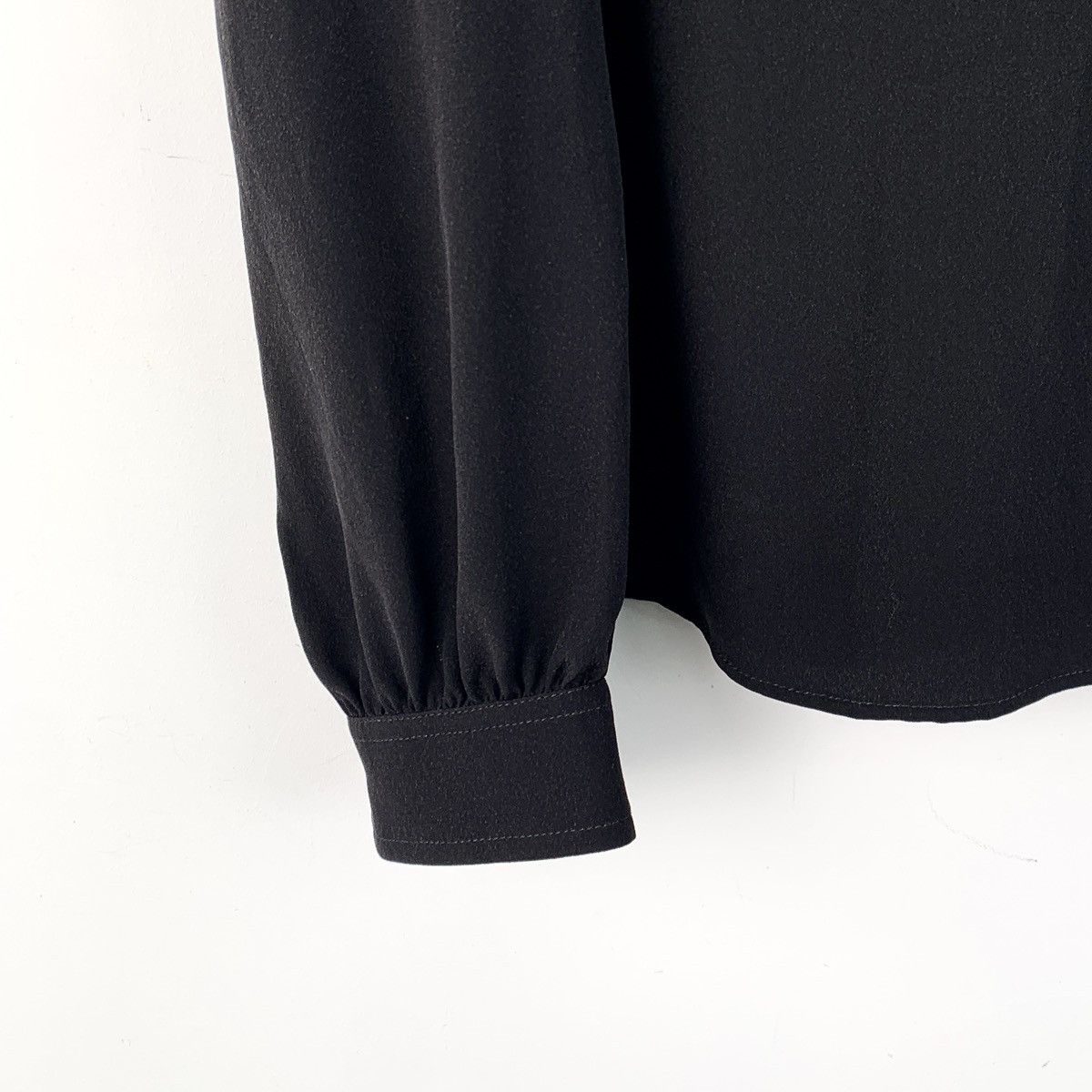 Louis Vuitton Louis Vuitton Black Silk Tie Bow Long Sleeve Shirt K26WX Size XS / US 0-2 / IT 36-38 - 4 Thumbnail