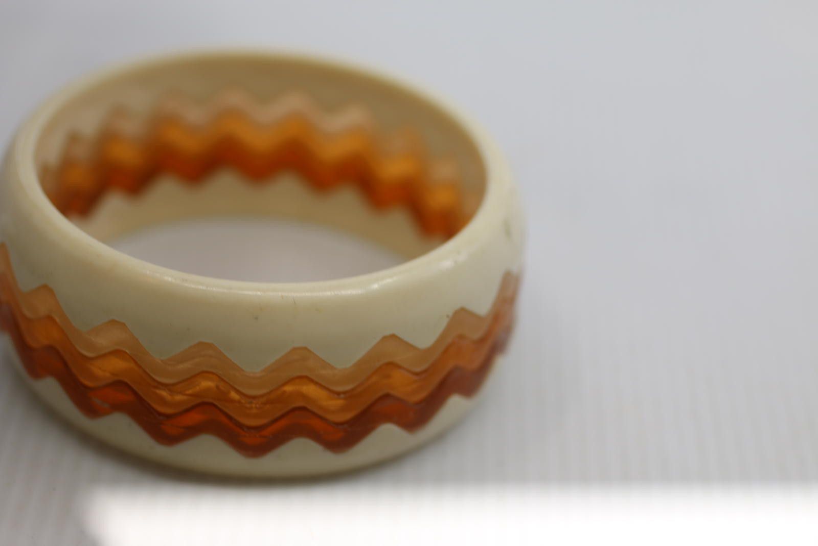 The Unbranded Brand Vintage Cream Amber Zigzag Lucite Bangle 70s Mod Jewelery Size ONE SIZE - 4 Thumbnail