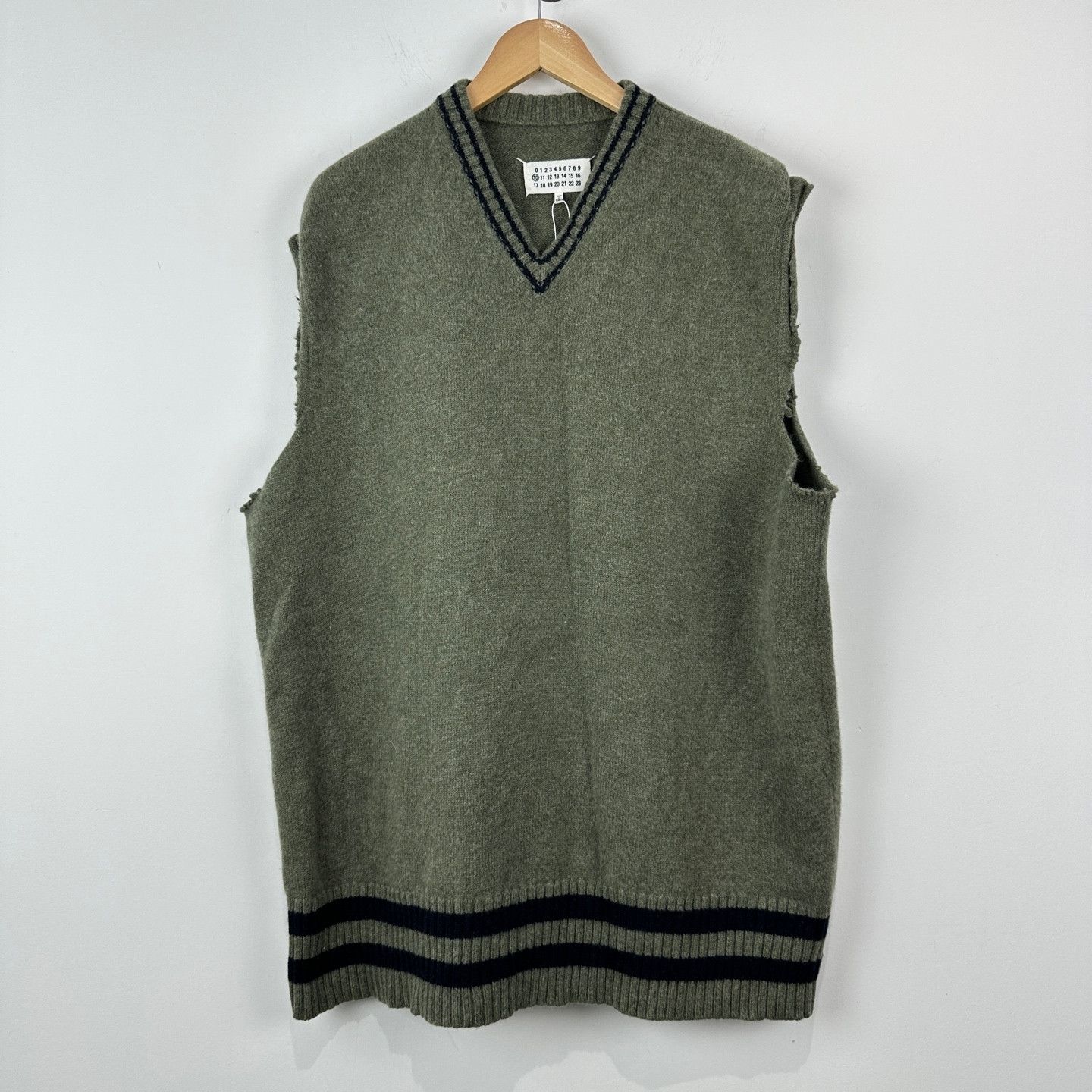 Maison Margiela Maison Margiela V-Neck Knit Vest Size L Size US L / EU 52-54 / 3 - 1 Thumbnail