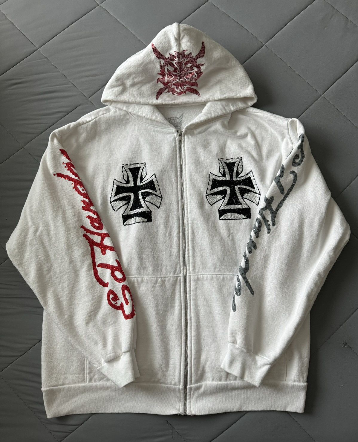 Ed Hardy × Ken Carson Ed Hardy x Ken Carson White Rhinestone Zip Up Hoodie Size XL Size US XL / EU 56 / 4 - 1 Thumbnail