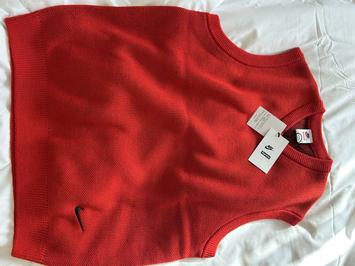 Nike × Supreme Red sweater vest Size US L / EU 52-54 / 3 - 4 Thumbnail