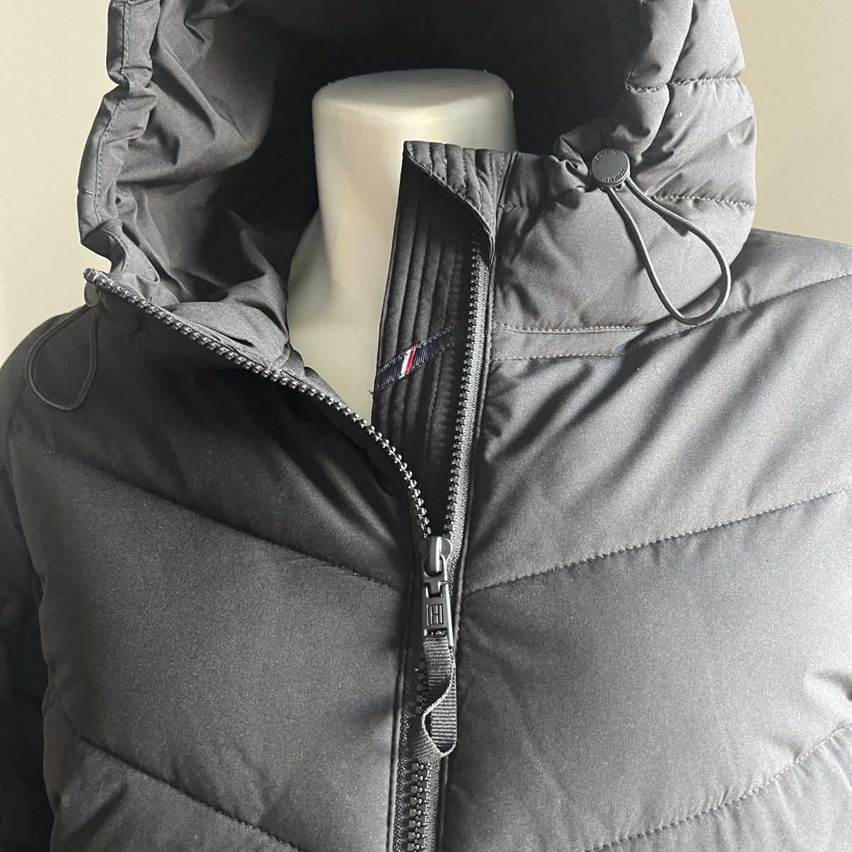 Tommy Hilfiger Tommy Hilfiger THFLEX Women’s Quilted Hooded Jacket Black. Size L / US 10 / IT 46 - 4 Thumbnail