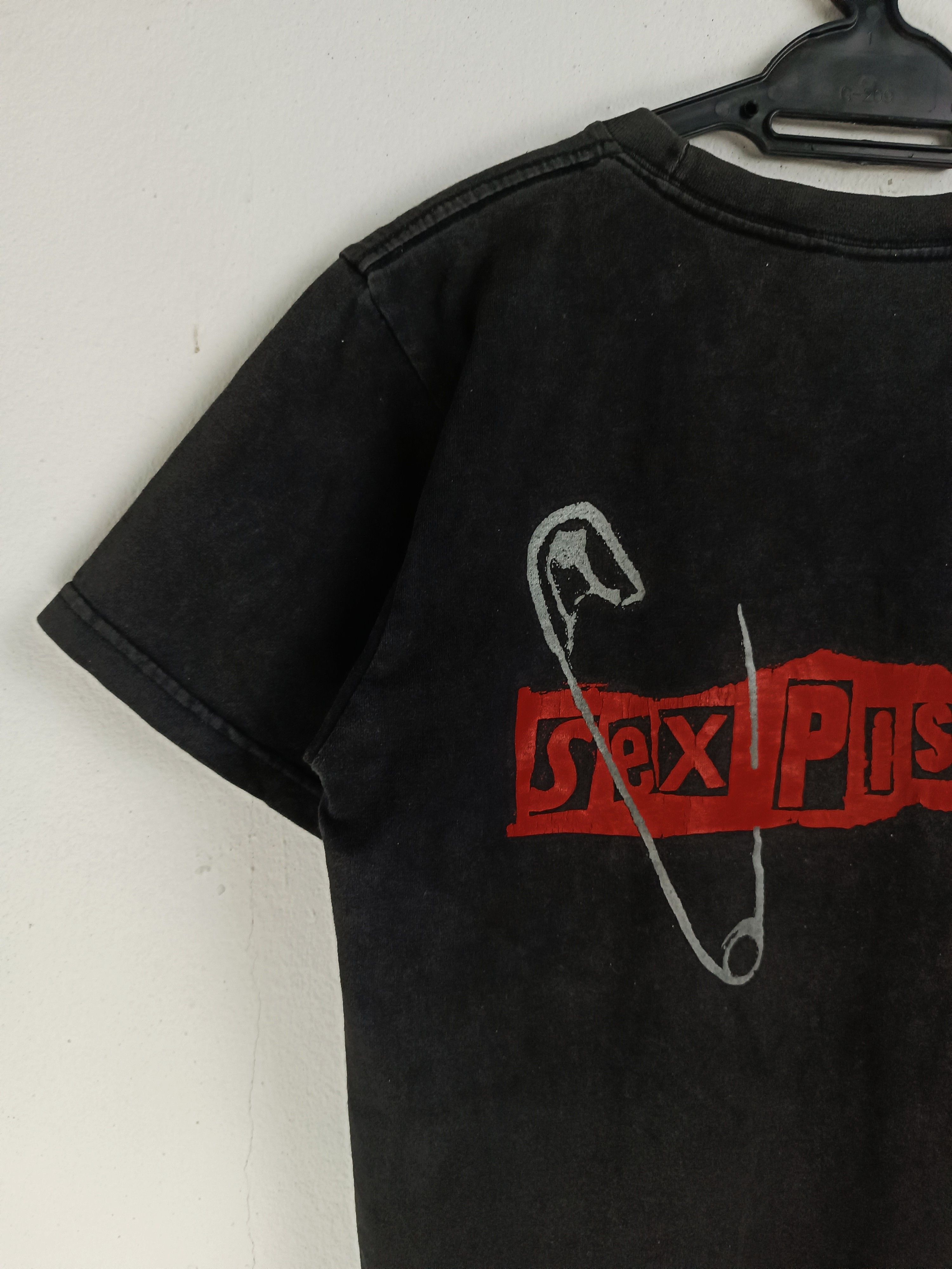 Band Tees VINTAGE FADED 2000s SEX PISTOLS GOD SAVE THE QUEEN clash Size US S / EU 44-46 / 1 - 12 Thumbnail