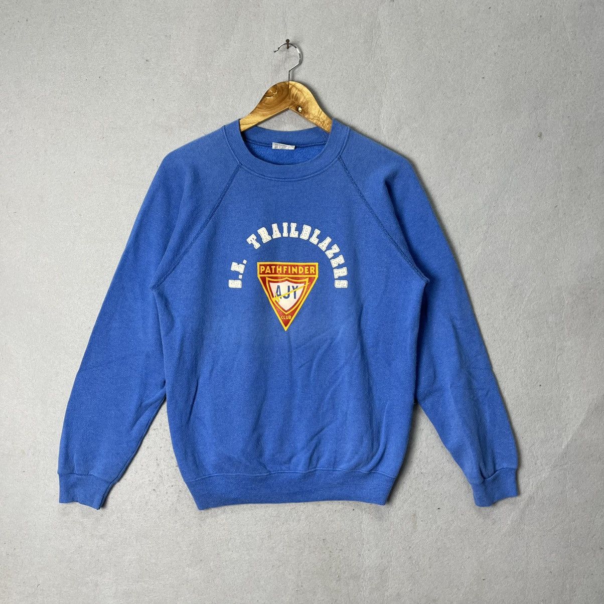 Hanes Vintage 80s Hanes Trailblazers Pathfinder Sweatshirt Blue Size US L / EU 52-54 / 3 - 1 Thumbnail