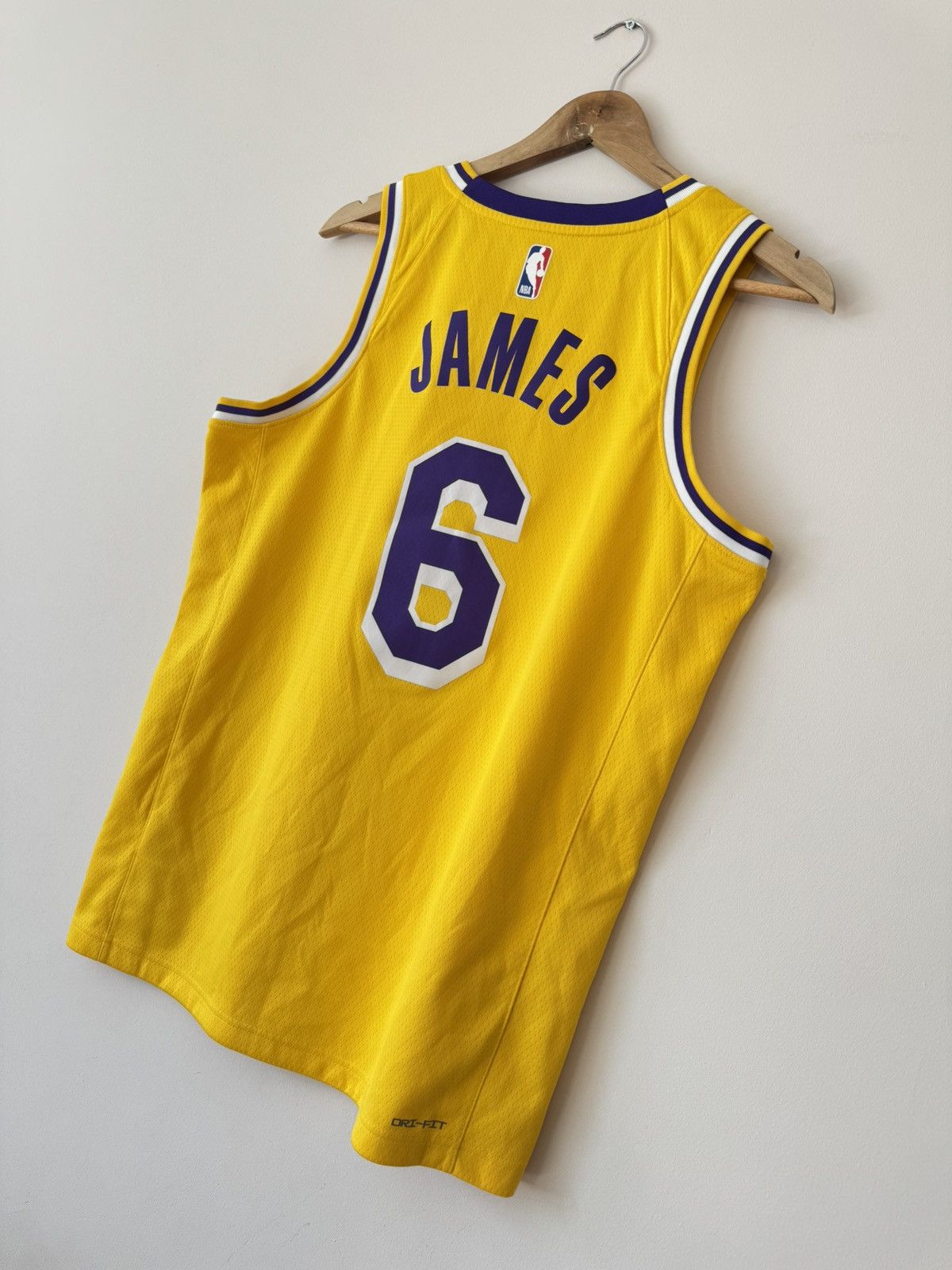 Nike James #6 Los Angeles Lakers Basketball Jersey NBA Shirt Kit Size US M / EU 48-50 / 2 - 3 Thumbnail