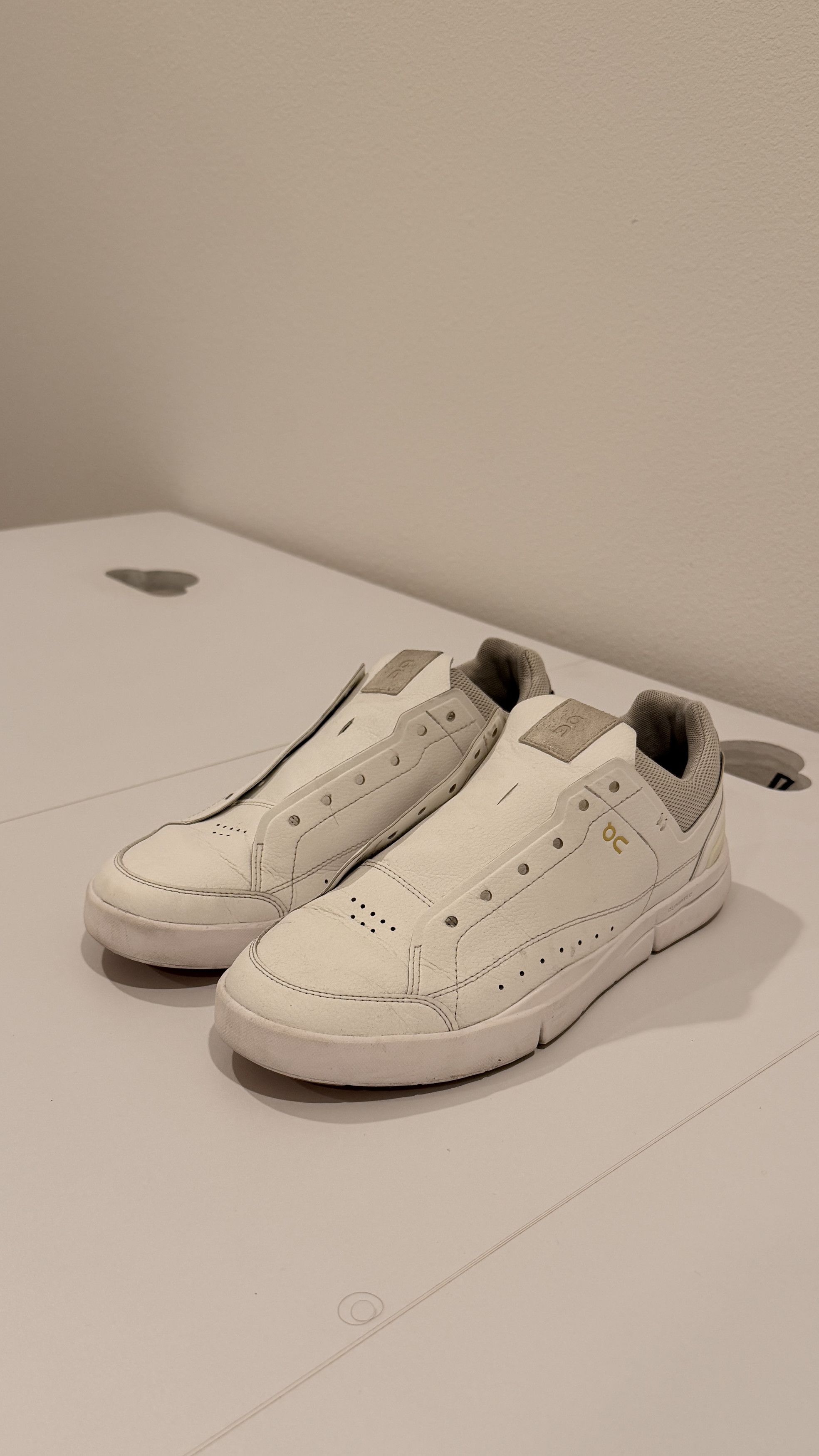 On On Running THE ROGER Advantage – White/Gold – Tennis Sneaker Size US 8.5 / EU 41-42 - 2 Thumbnail