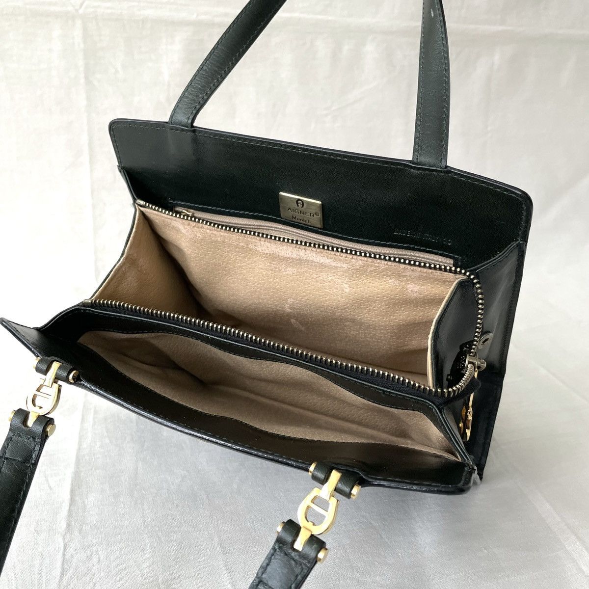 Etienne Aigner Vintage Aigner Black Leather Small Handbag Size ONE SIZE - 10 Thumbnail