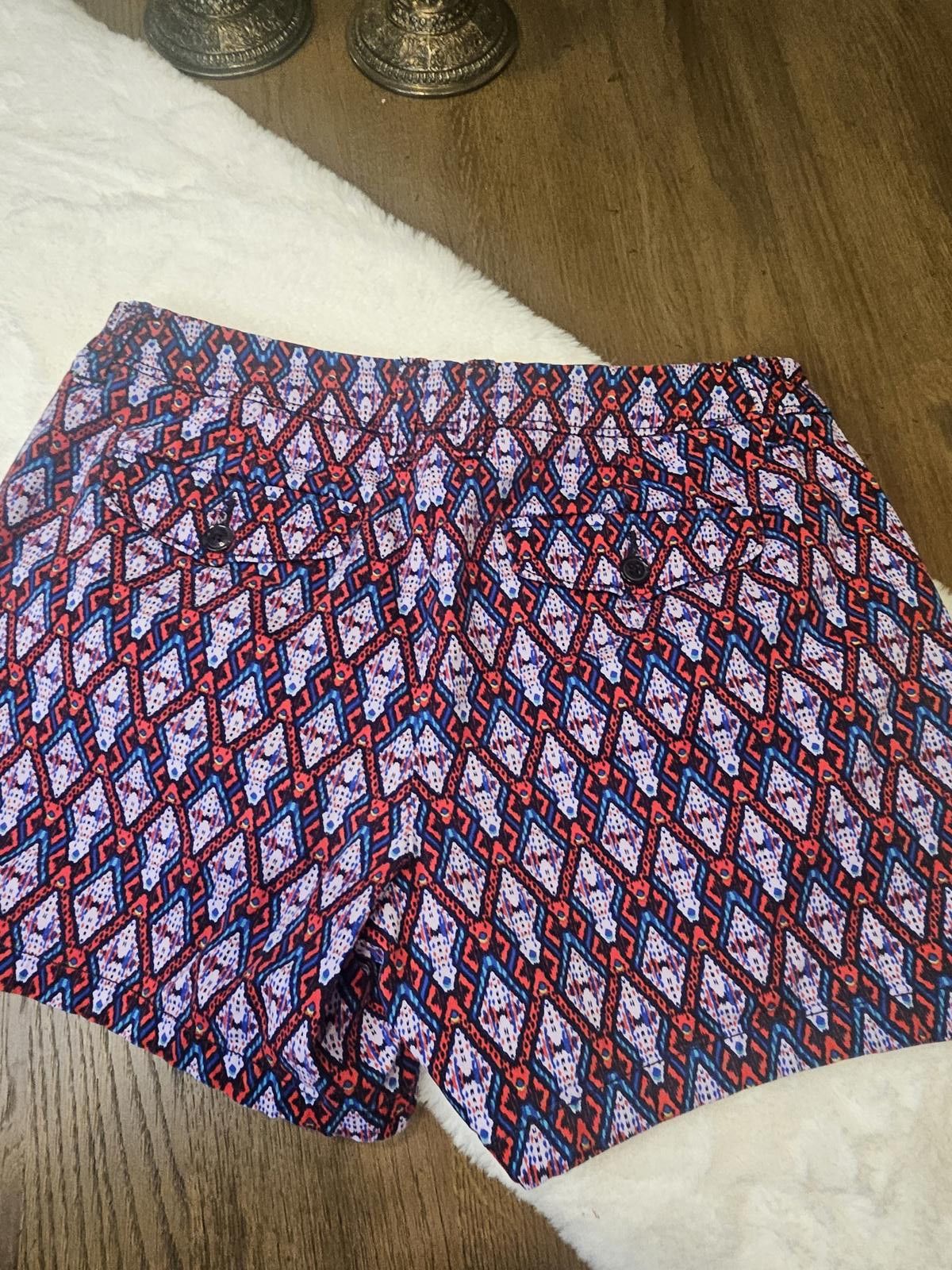 Designer Liz Claiborne Vibrant Geometric Print Shorts Size 28" / US 6 / IT 42 - 2 Thumbnail
