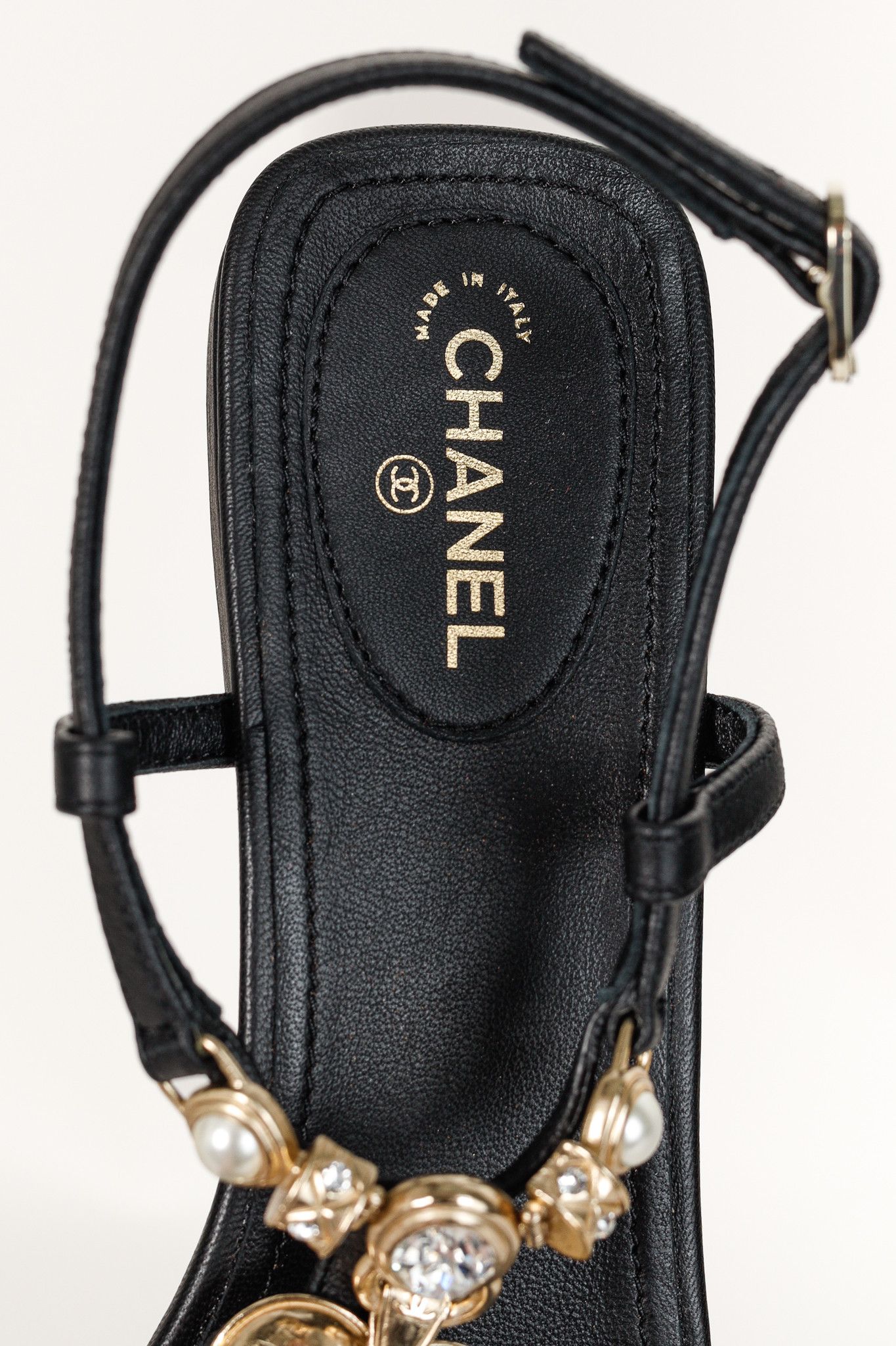 Chanel Chanel Cruise 2023 Embellished Heart Leather Thong Sandals Size US 10.5 / IT 40.5 - 11 Thumbnail