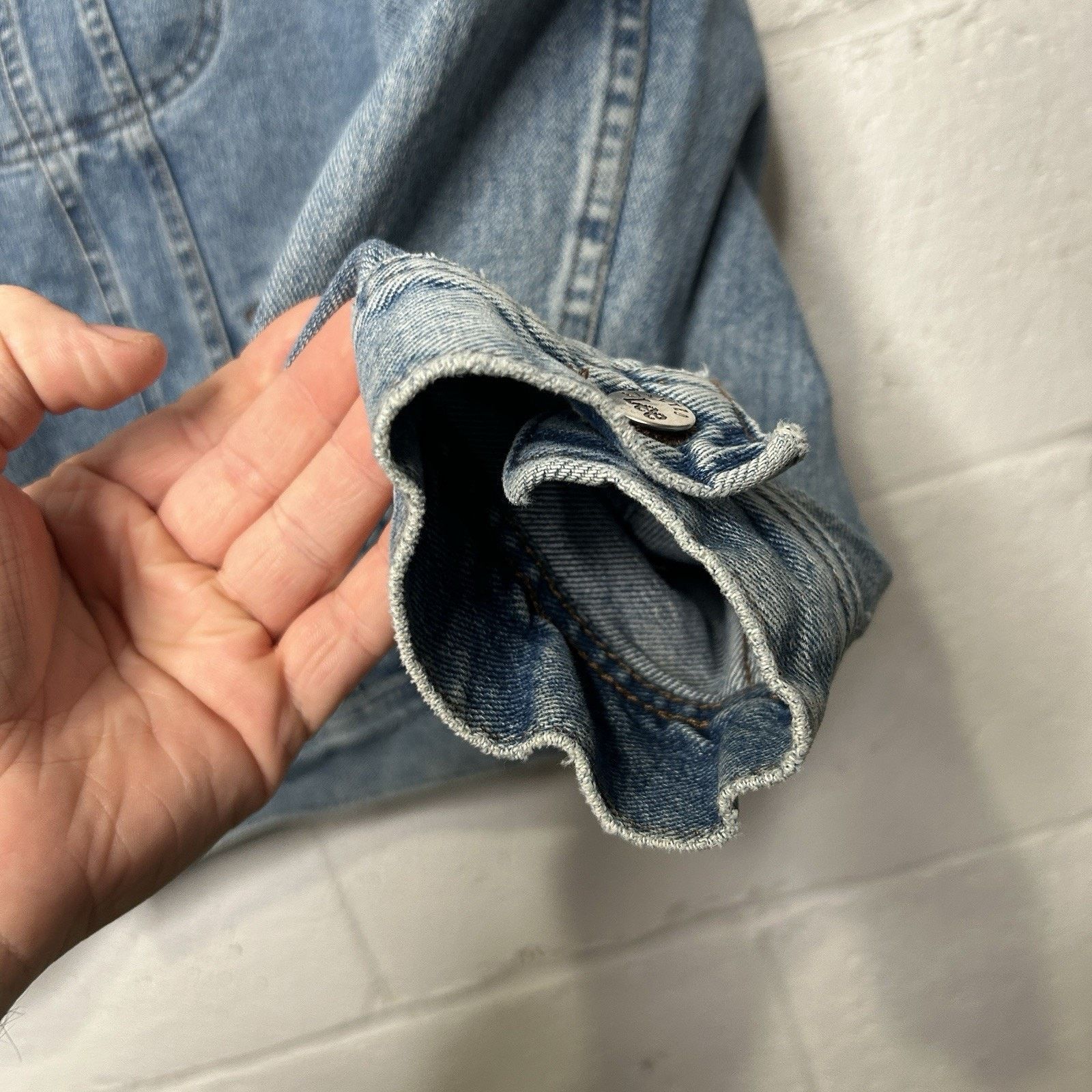 Vintage Vintage Lee Riveted Denim Trucker Jacket “Light Wash” Size US XL / EU 56 / 4 - 3 Thumbnail
