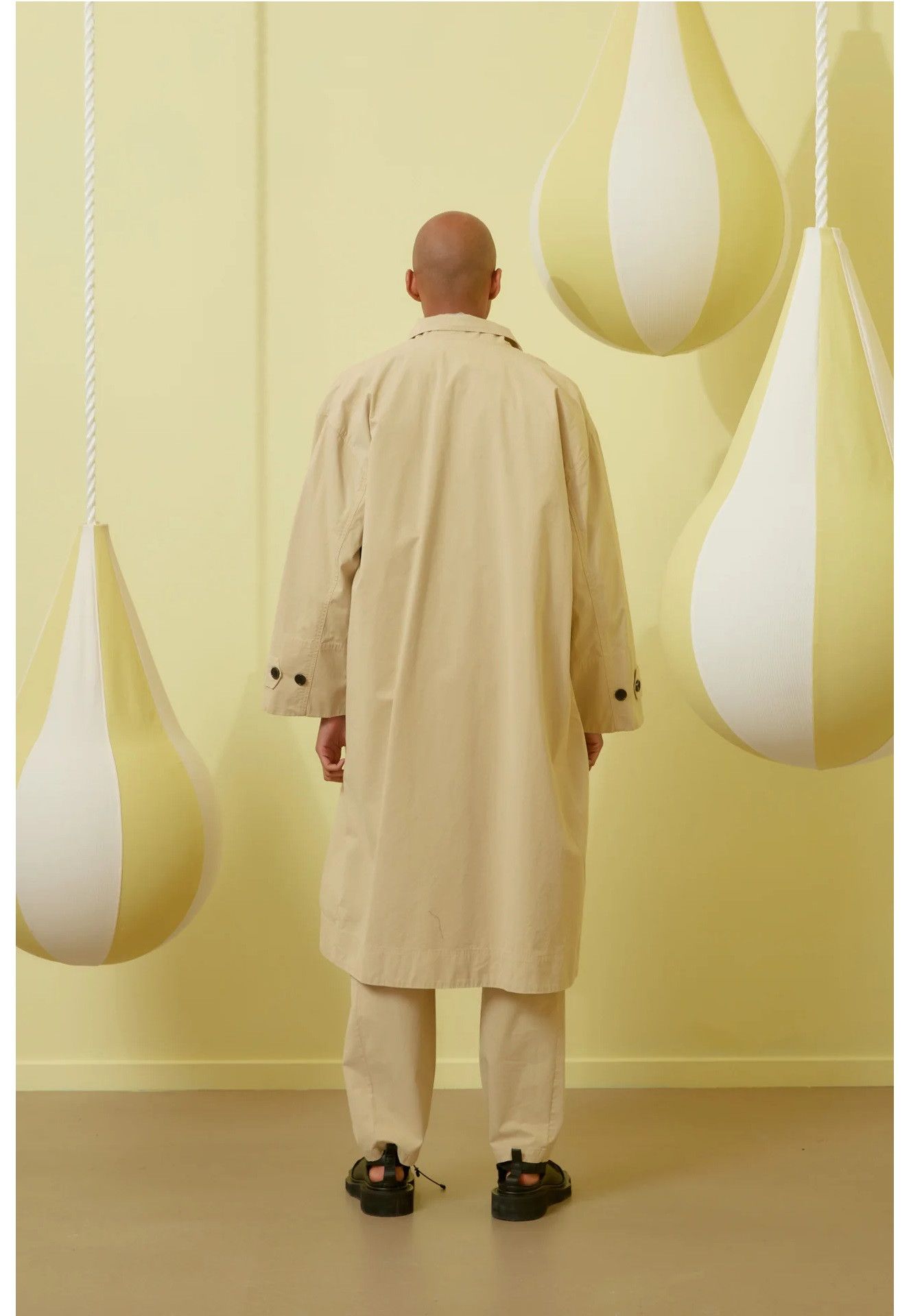 【関税込み】Henrik Vibskov ベージュ Notice コート Henrik Vibskov The Notice Coat in Desert is a beige canvas