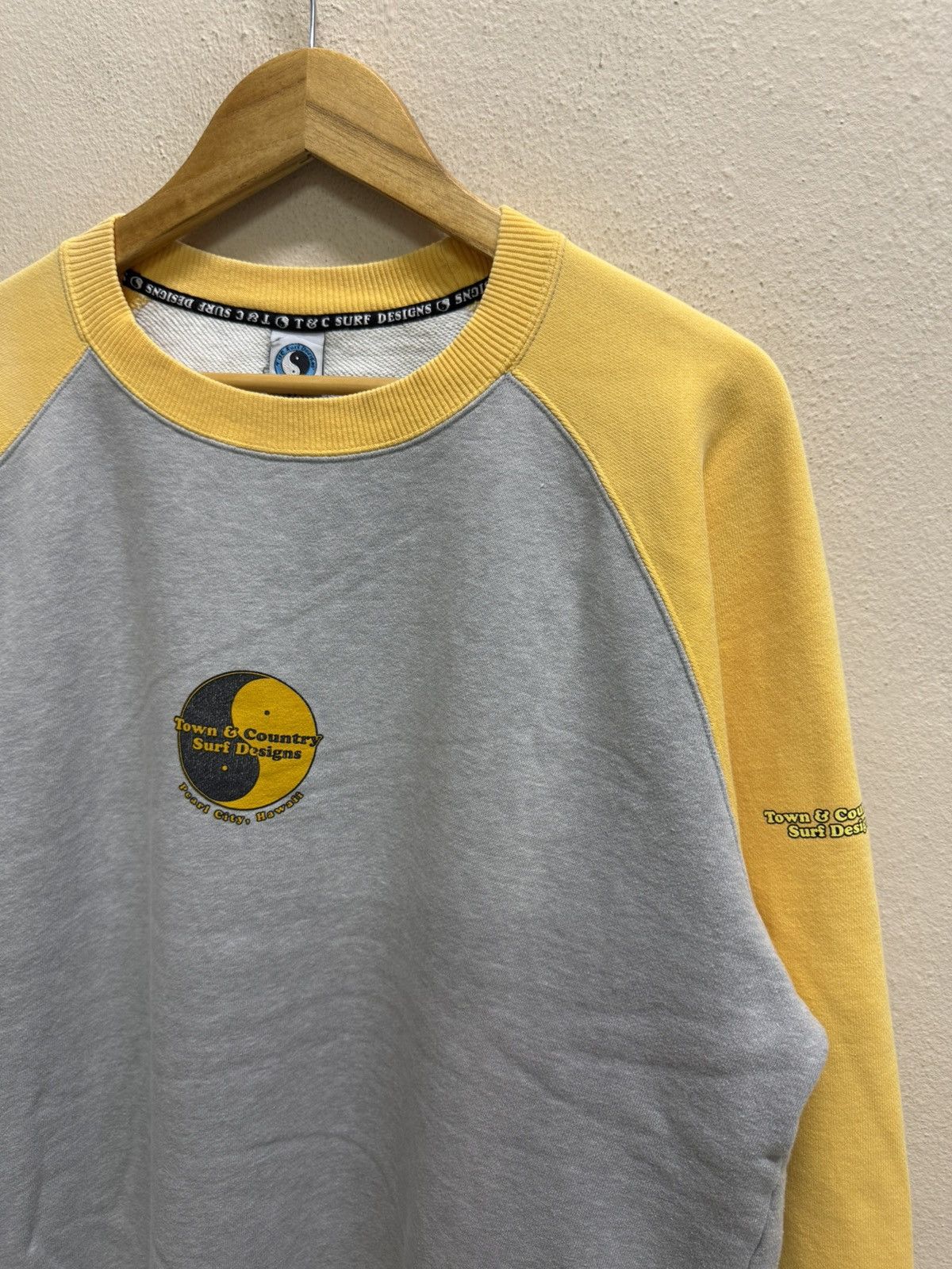 Vintage Vintage T&C Surf Design Hawaii Raglan Sleeve Sweatshirt Size US XL / EU 56 / 4 - 20 Thumbnail