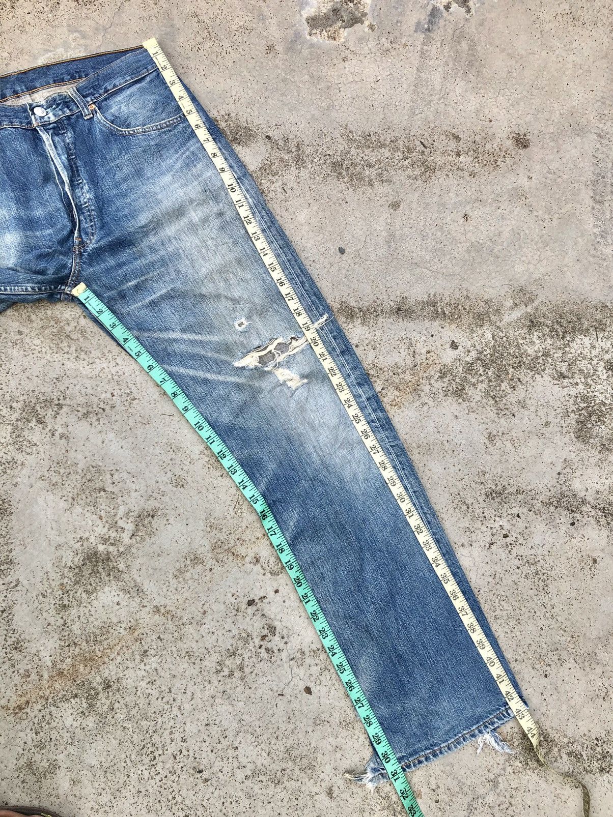 Levi's VINTAGE LEVIS 501 DISTRESSED JEANS Size US 33 - 11 Thumbnail