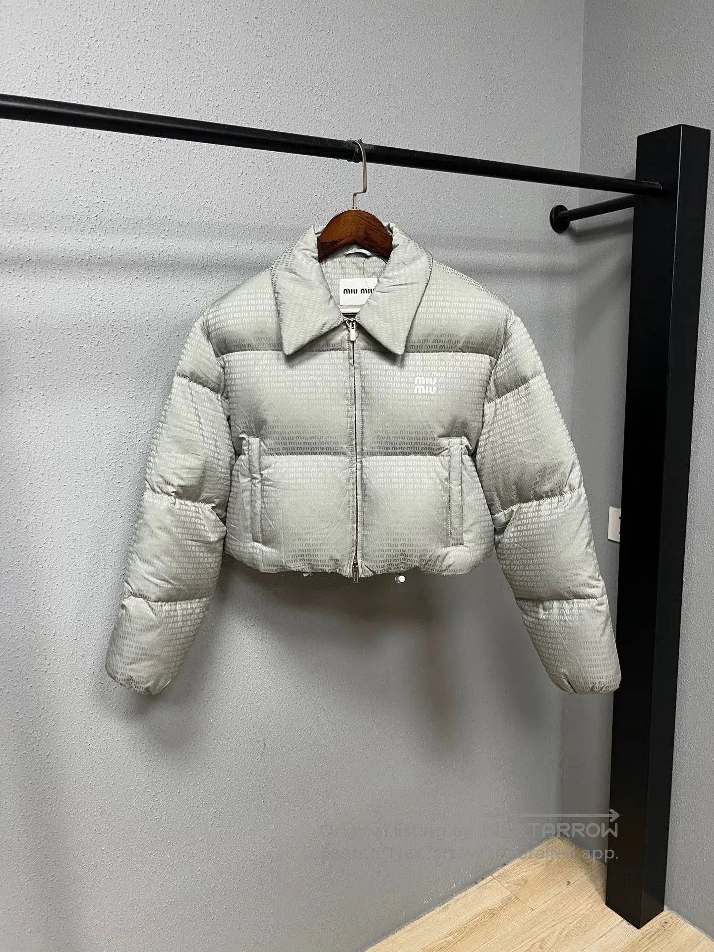 gray print short down jacket.