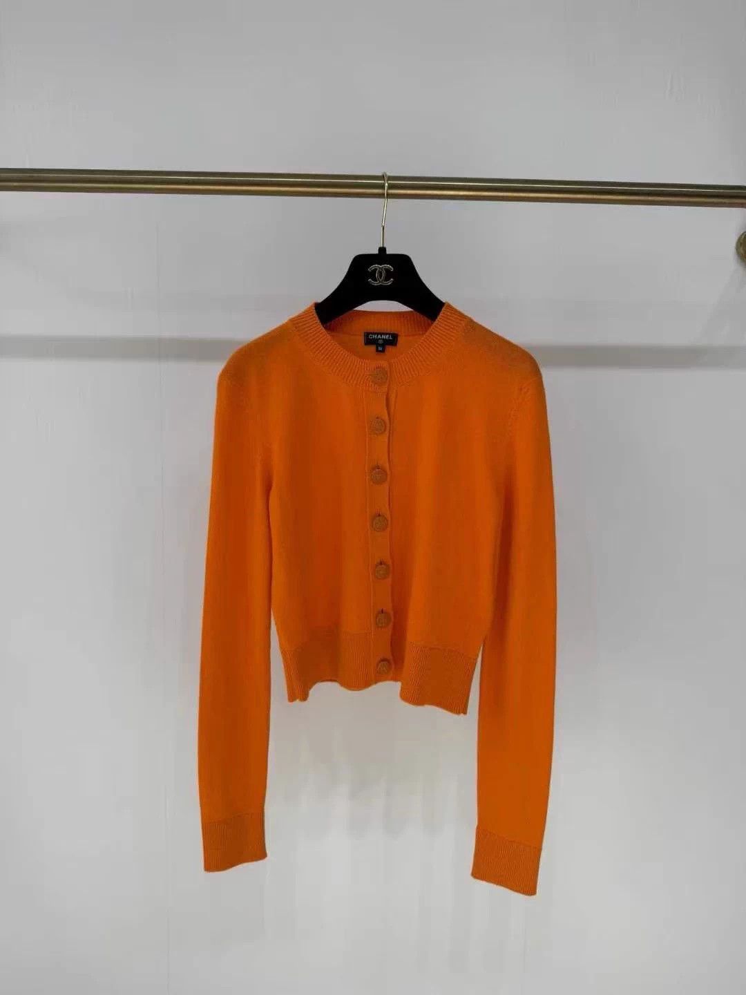 Chanel Chanel 18K orange cashmere cardigan 84/46cm minor repair Size XS / US 0-2 / IT 36-38 - 1 Thumbnail