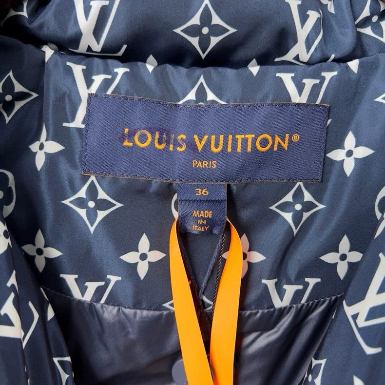 Louis Vuitton Louis Vuitton Full logo printed down jacket Size XS / US 0-2 / IT 36-38 - 3 Thumbnail