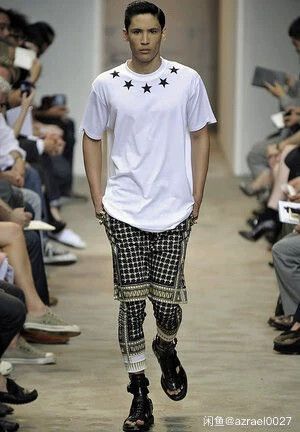 Givenchy Givenchy Star Tee Givenchy T-Shirt gvc 2506-Nextarrow Size US XS / EU 42 / 0 - 7 Thumbnail