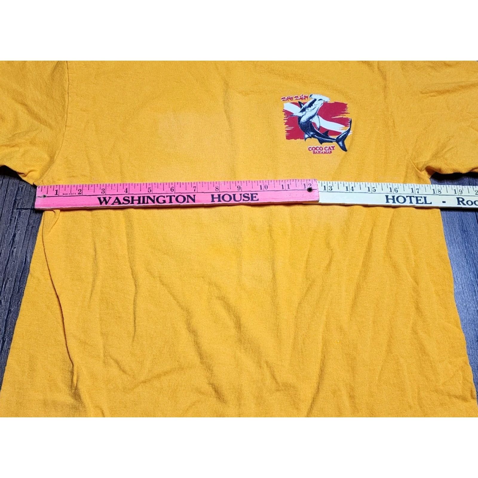 Delta VINTAGE Delta Heavy Cotton T-Shirt Adult Medium Yellow Shark Dive Bahamas Souvenir USA Mens Size US M / EU 48-50 / 2 - 2 Thumbnail