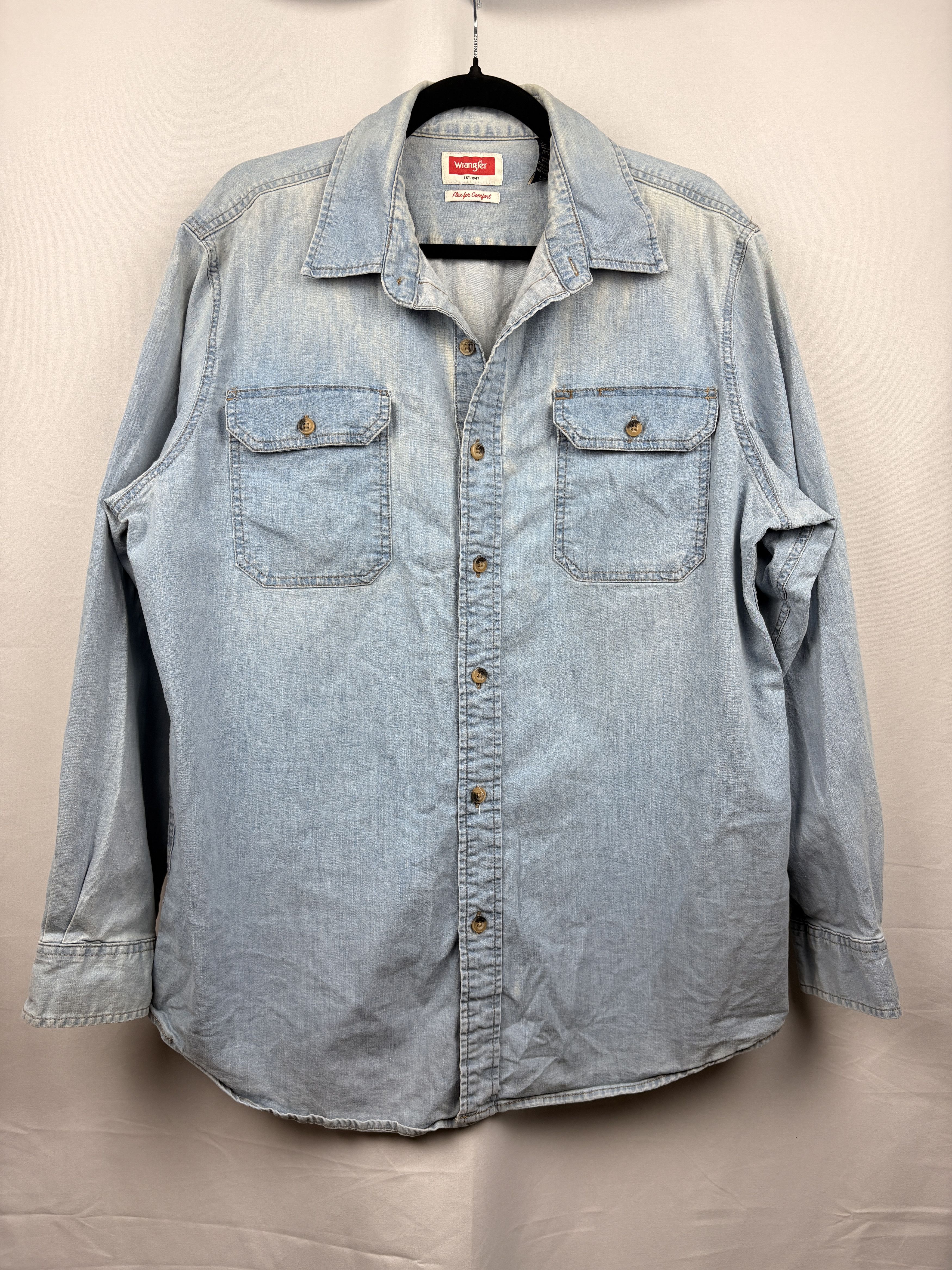 Wrangler Wrangler Light Wash Denim Button Up Shirt Workwear Style Size US L / EU 52-54 / 3 - 1 Thumbnail
