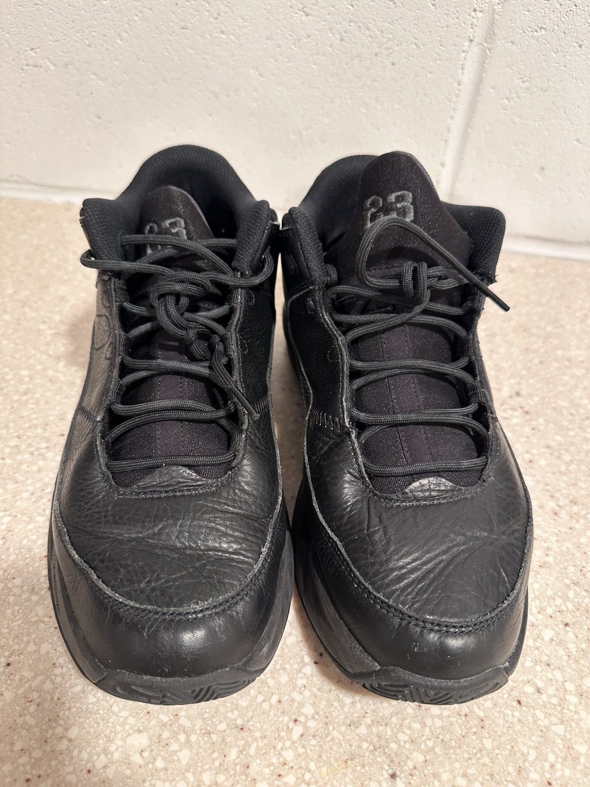 Jordan Brand Nike Air Jordan Max Aura 3 Triple Black Leather Mid Top 8 Size US 8 / EU 41 - 4 Thumbnail