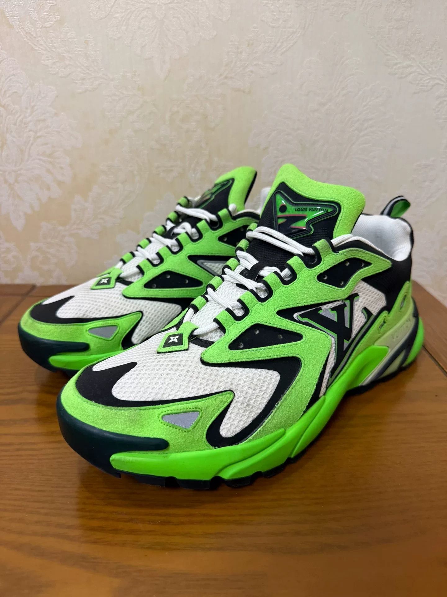 Louis Vuitton Louis Vuitton Running Green Lowtop Sneakers 9 Men Size US 9 / EU 42 - 1 Thumbnail