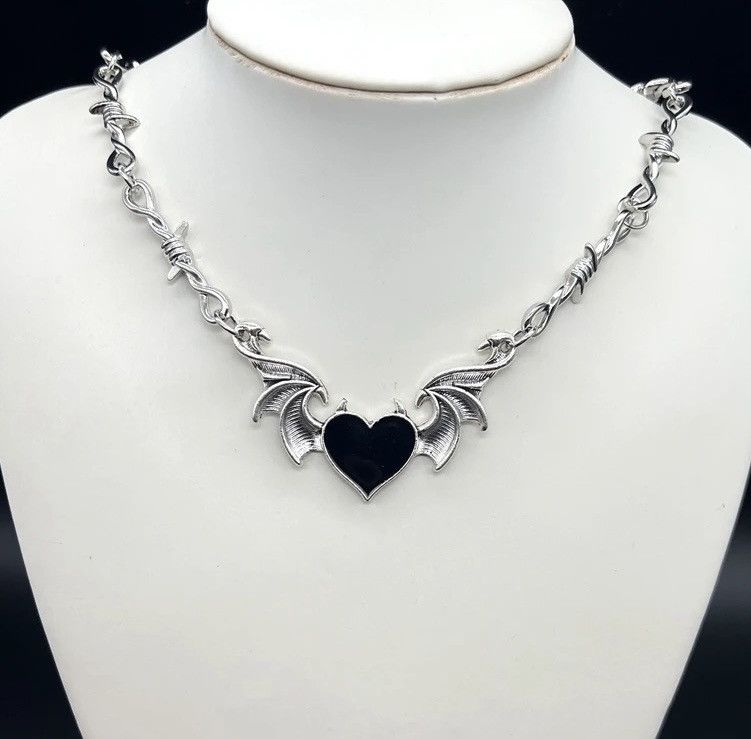 Vintage Vintage Goth Wing Heart Necklace Size ONE SIZE - 1 Thumbnail