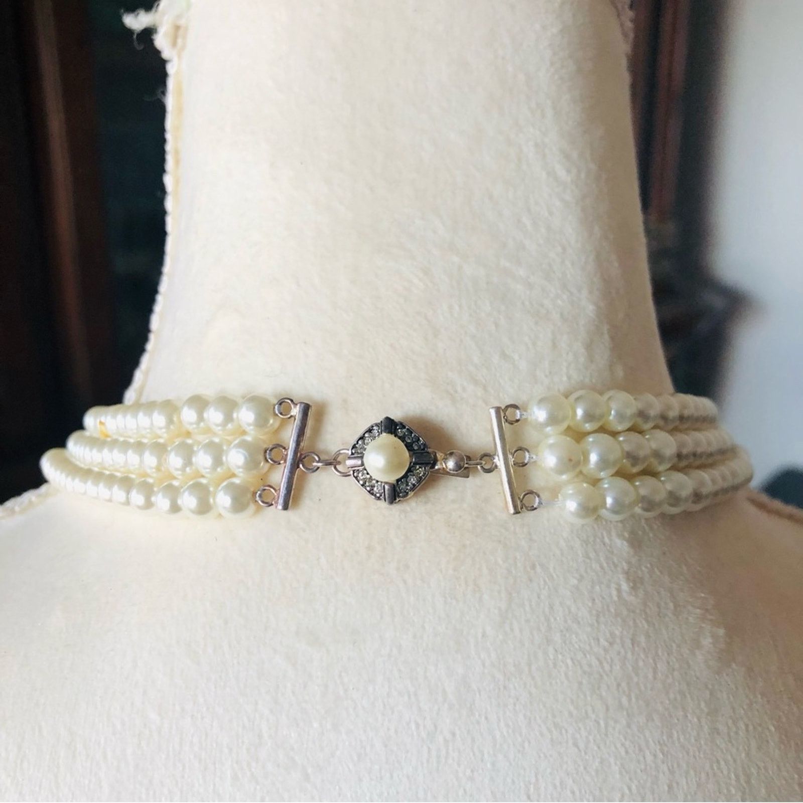 Vintage Vintage Feinberg triple strand white glass pearl necklace Size ONE SIZE - 9 Thumbnail
