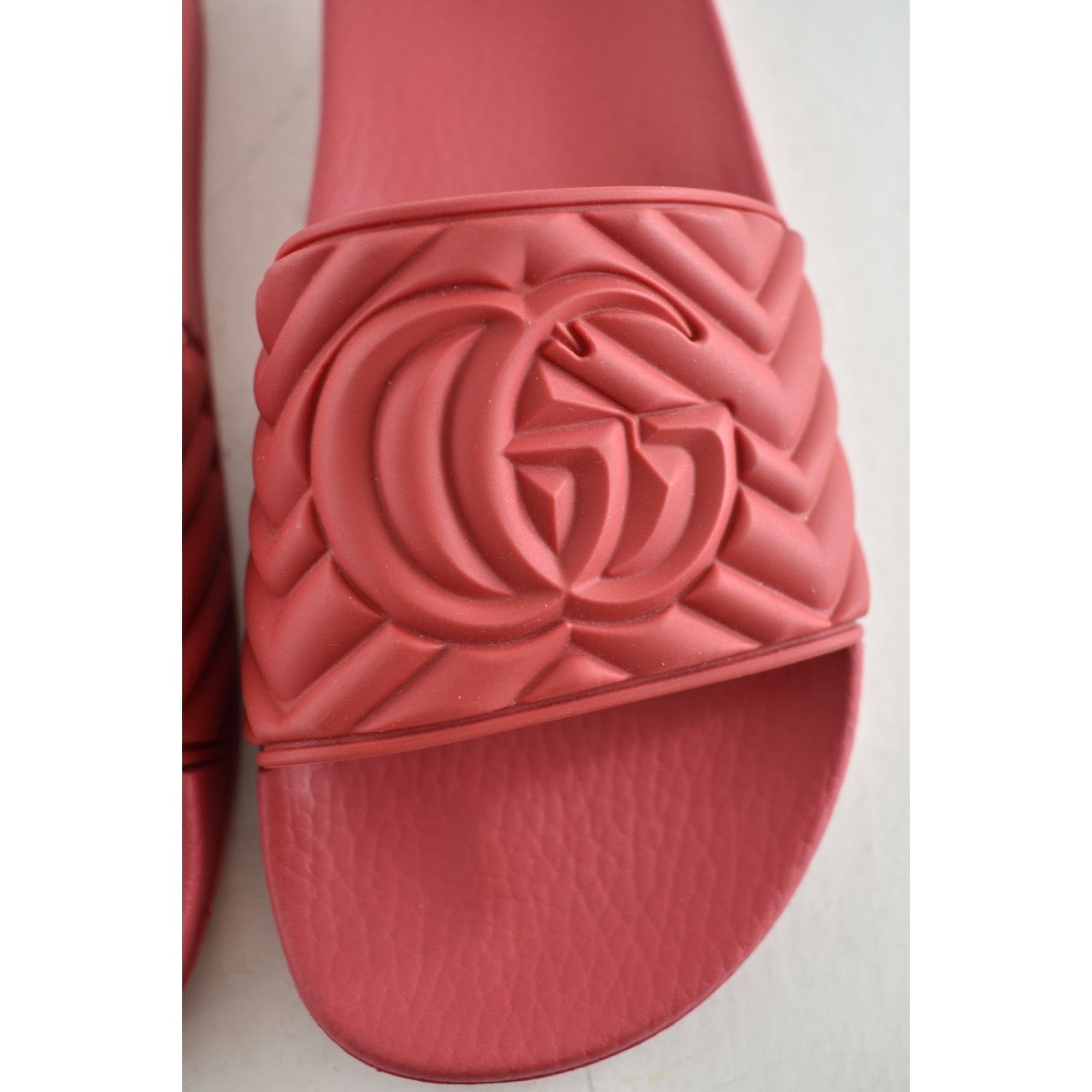 Gucci Gucci Deep Coral Red Rubber Quilted GG Logo Flat Pool Slide Size US 6 / IT 36 - 8 Thumbnail