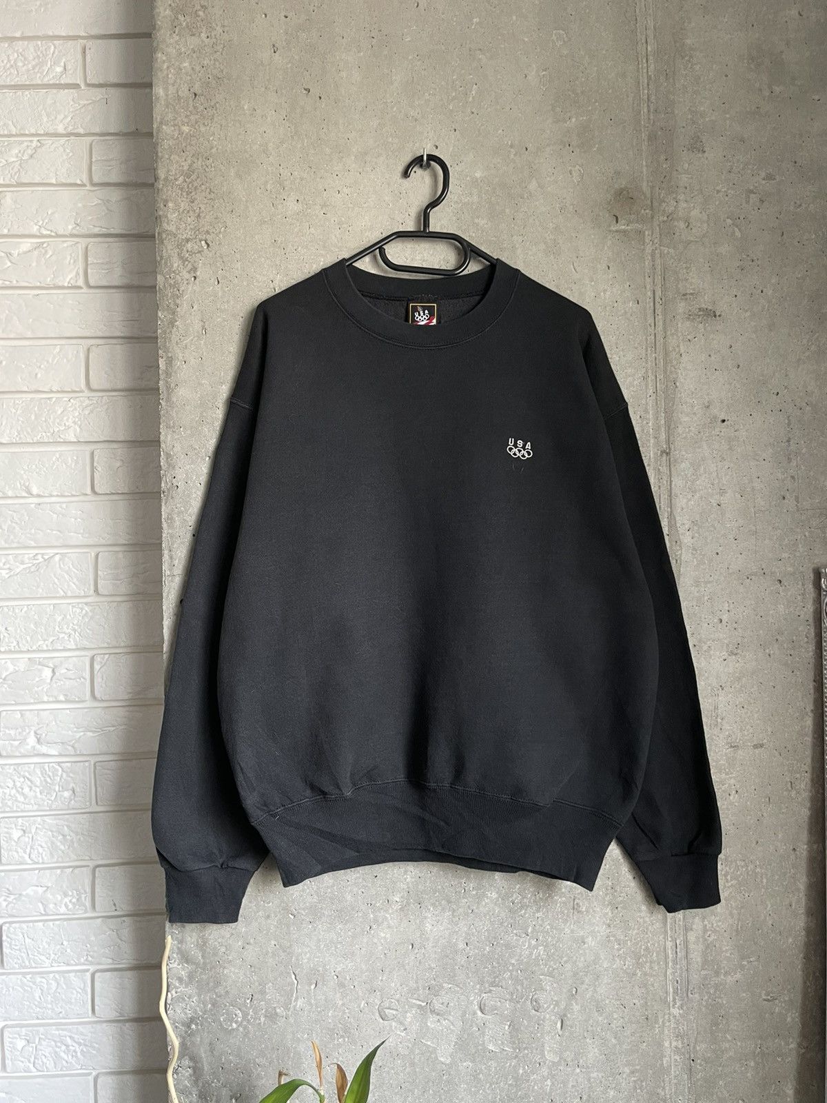 USA Olympics 1990s USA Olympics Blank Faded Black Boxy Sweatshirt Size US L / EU 52-54 / 3 - 3 Thumbnail