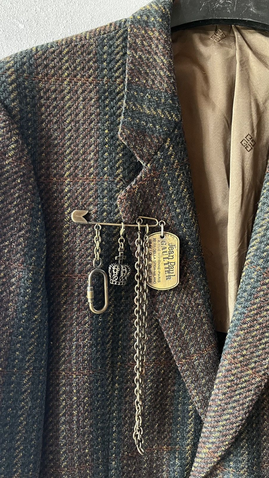 Jean Paul Gaultier Vintage JEAN PAUL GAULTIER Multi Charm Rustic Pin Brooch Size ONE SIZE - 1 Thumbnail