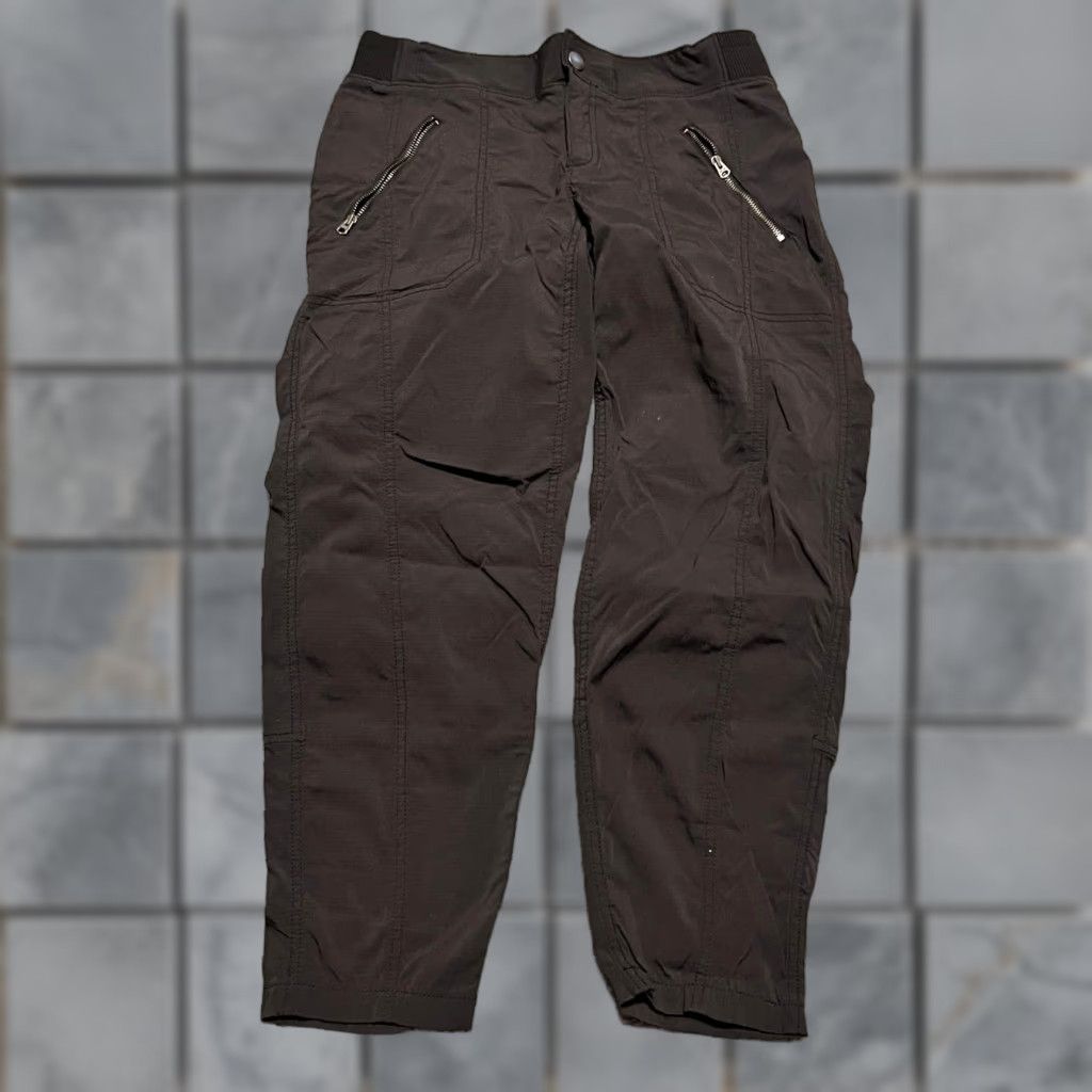 Athleta **Athleta Black Cropped 10 Jogger Pants** User: **Athleta 10 Black Cropped Jogger Pants** Size 32" / US 10 / IT 46 - 1 Thumbnail