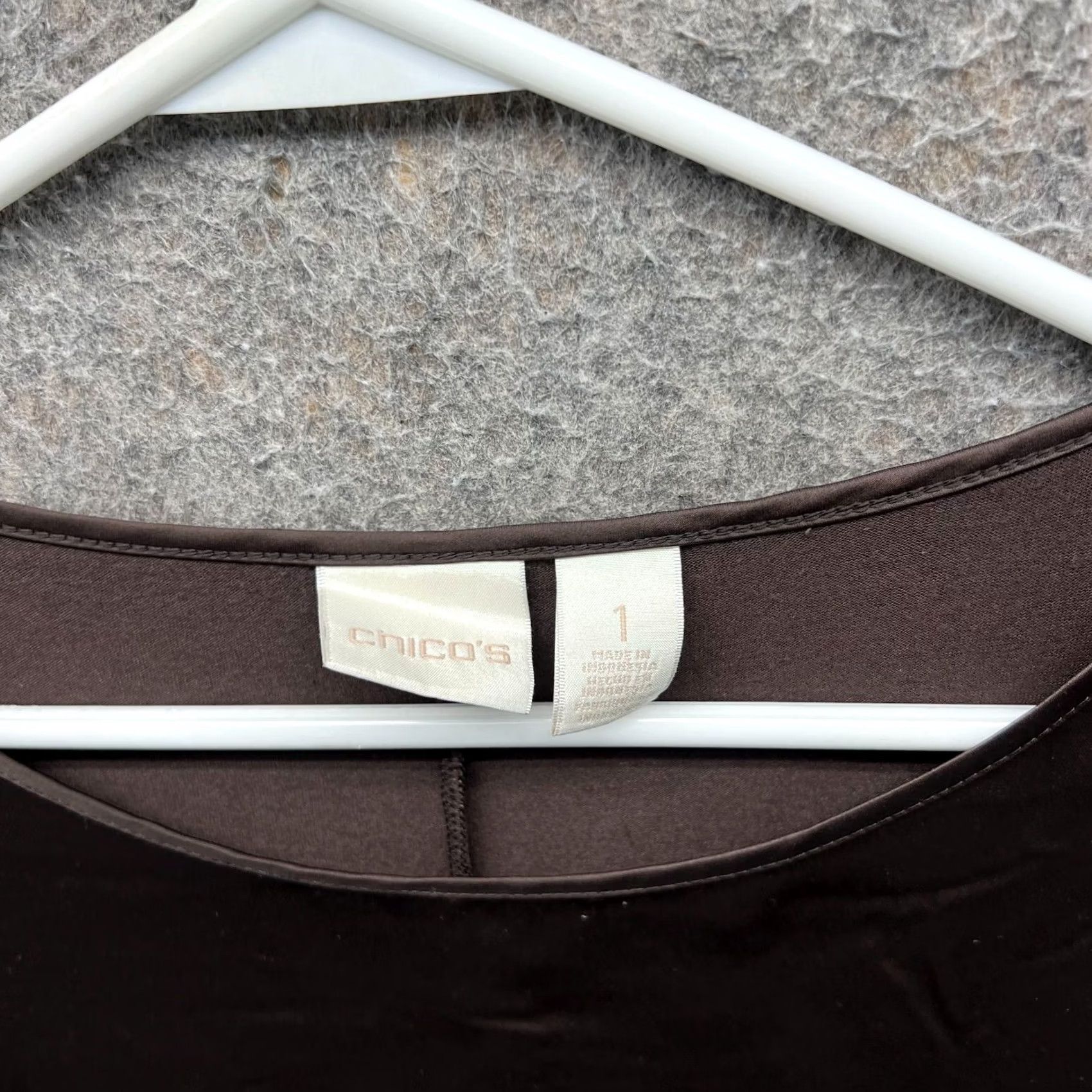 Vintage Chico's Blouse Womens 1 Brown Satin Short Sleeve Round Neck Asymmetrical Hem Shirt Size 1 Size XS / US 0-2 / IT 36-38 - 7 Thumbnail