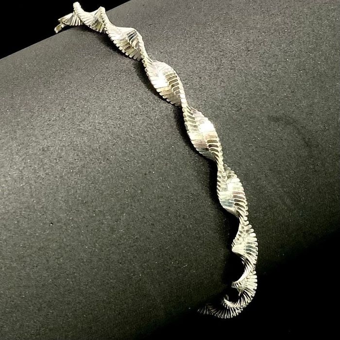 Sterling Silver APQ Striking Sterling Silver Twisted Ribbon Bracelet