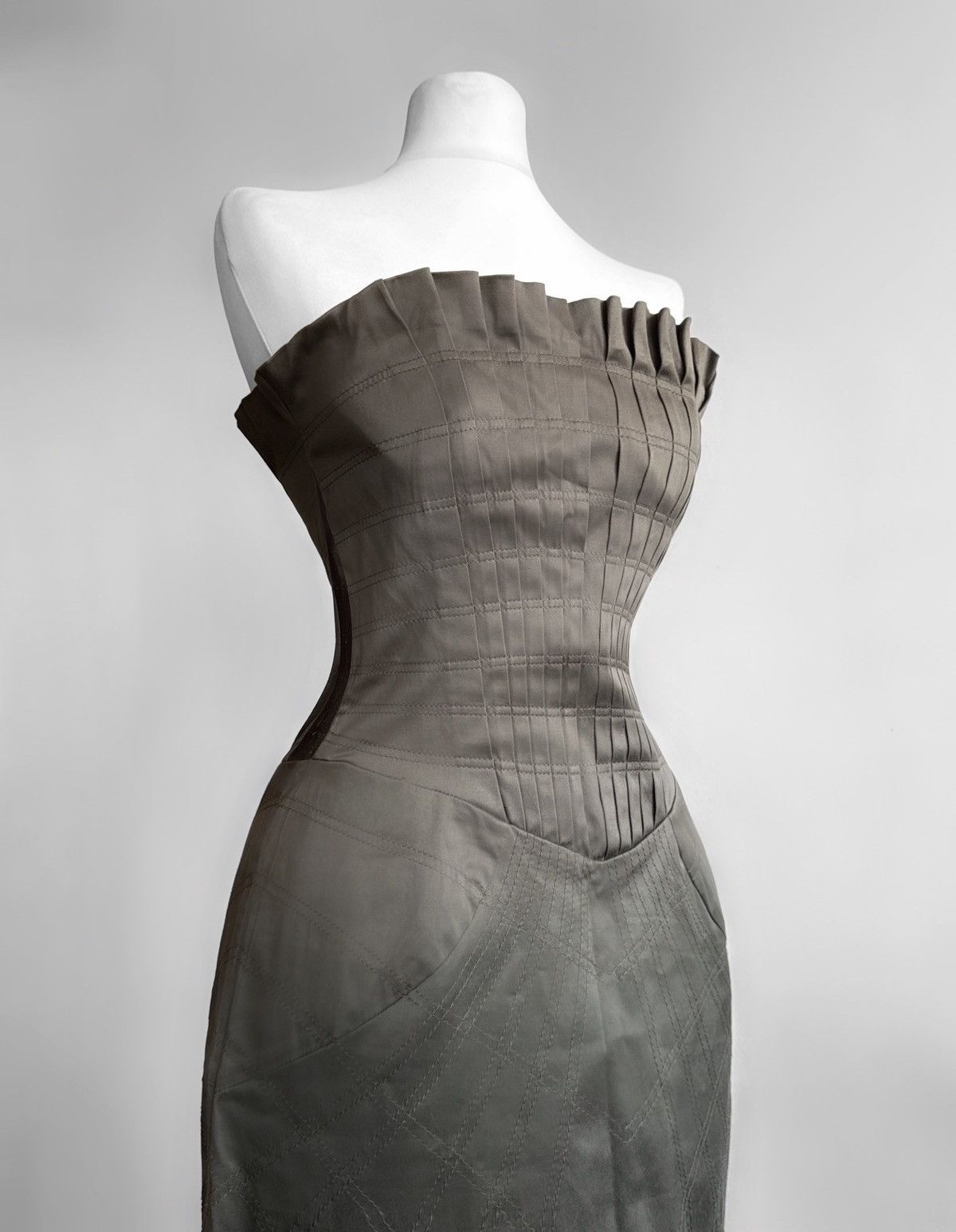Tom Ford Gucci Fall 2003 Corset Dress by Tom Ford Size S / US 4 / IT 40 - 2 Thumbnail