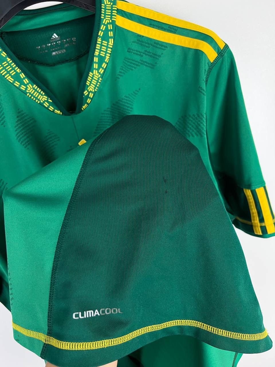 Adidas South African Adidas 2009 Pienaar 10 jersey t-shirts size L Size US L / EU 52-54 / 3 - 7 Thumbnail