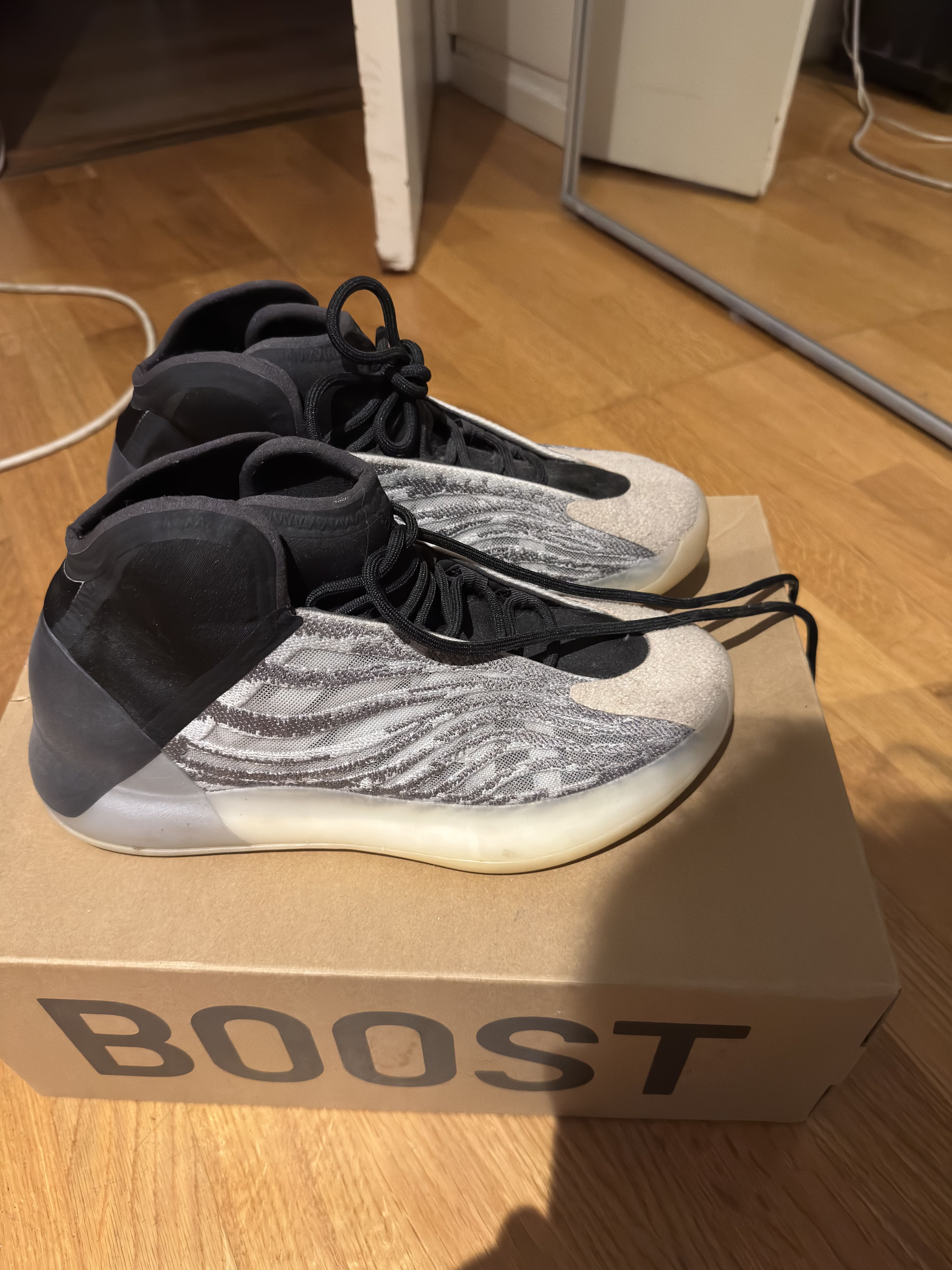 Yeezy Yeezy Qntm Lifestyle Size US 9.5 / EU 42-43 - 2 Thumbnail